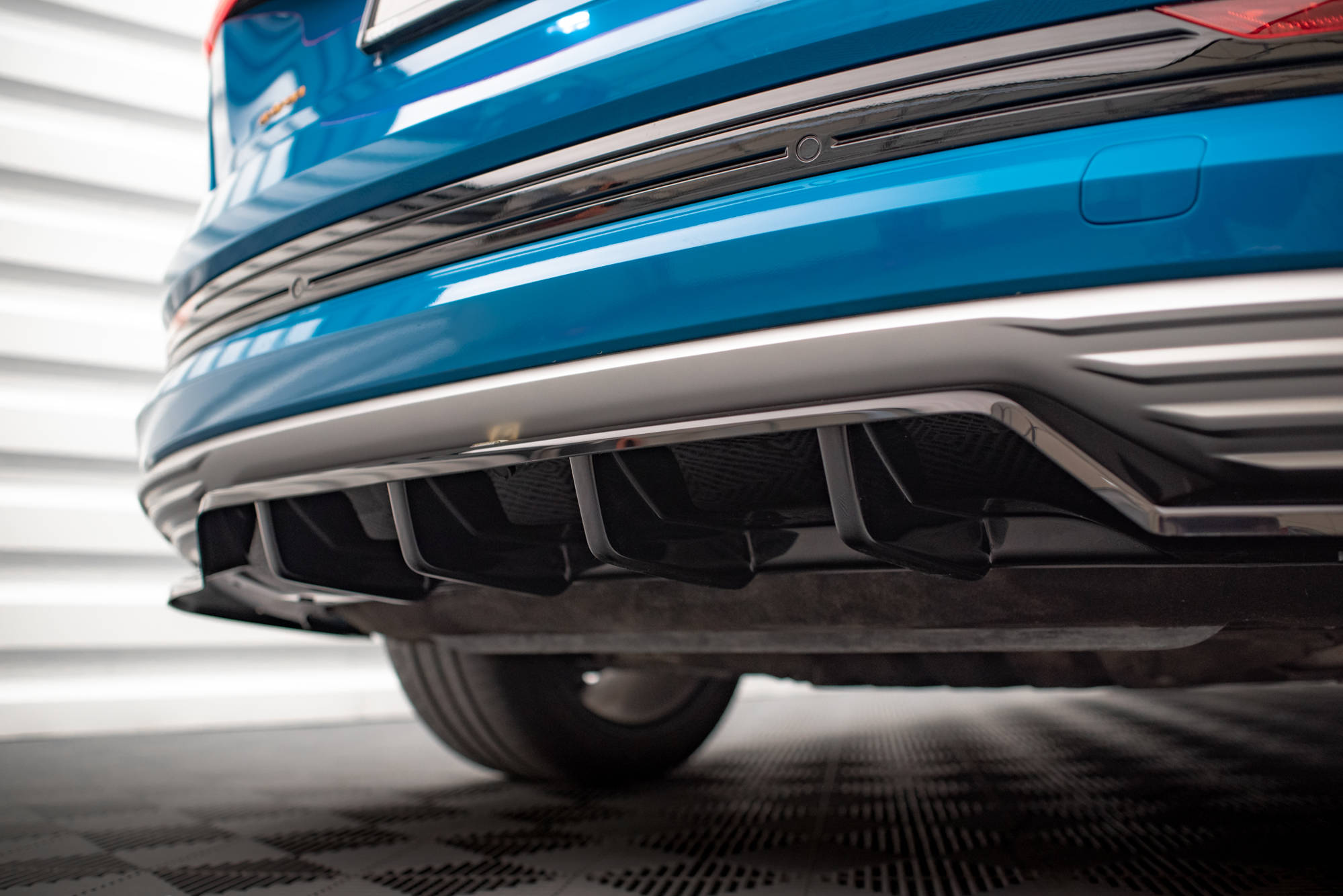 Central Rear Splitter (Vertical Bars) Audi e-Tron - 7