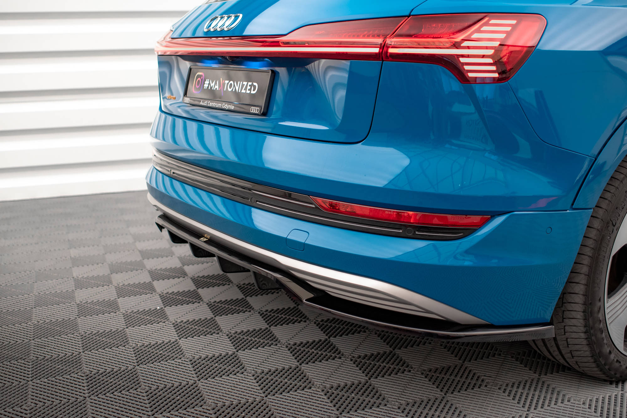 Central Rear Splitter (Vertical Bars) Audi e-Tron - 6