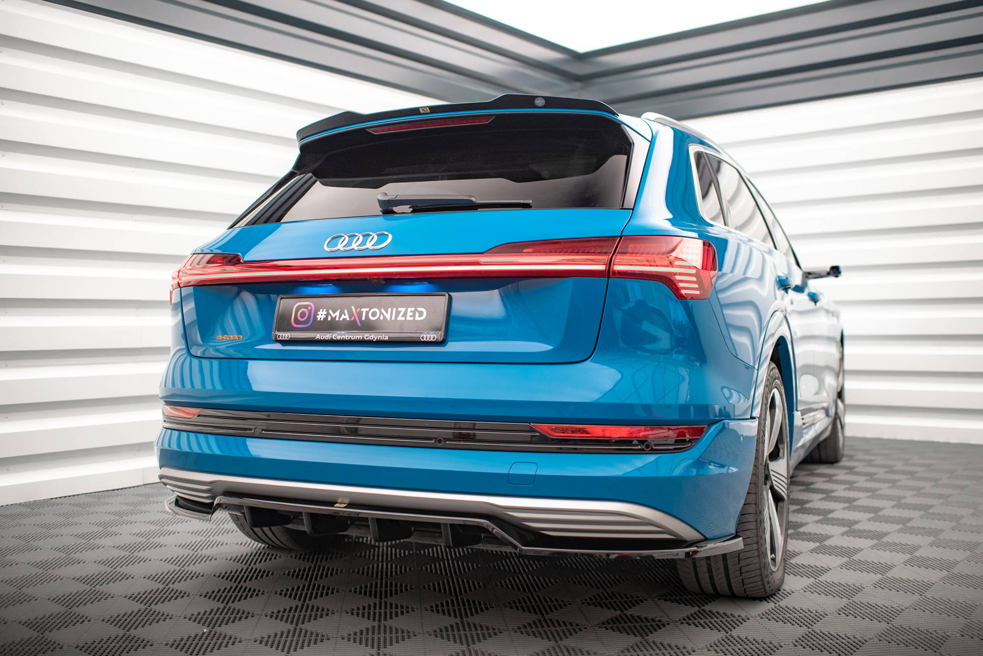 Central Rear Splitter (Vertical Bars) Audi e-Tron - 4