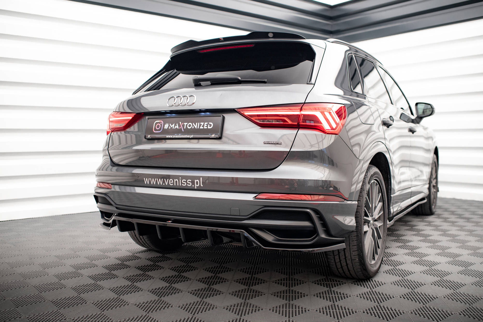 Central Rear Splitter (Vertical Bars) Audi Q3 S-Line F3 - 4