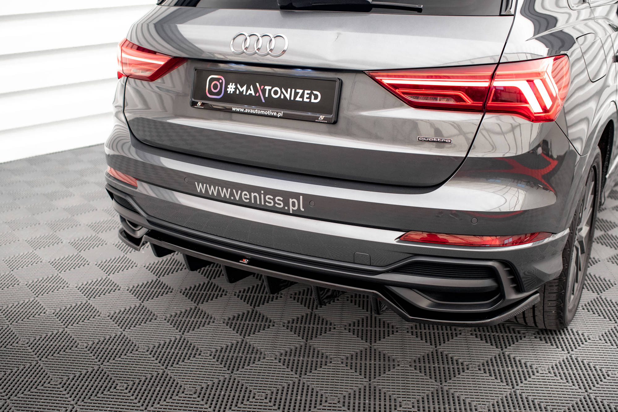 Central Rear Splitter (Vertical Bars) Audi Q3 S-Line F3 - 2