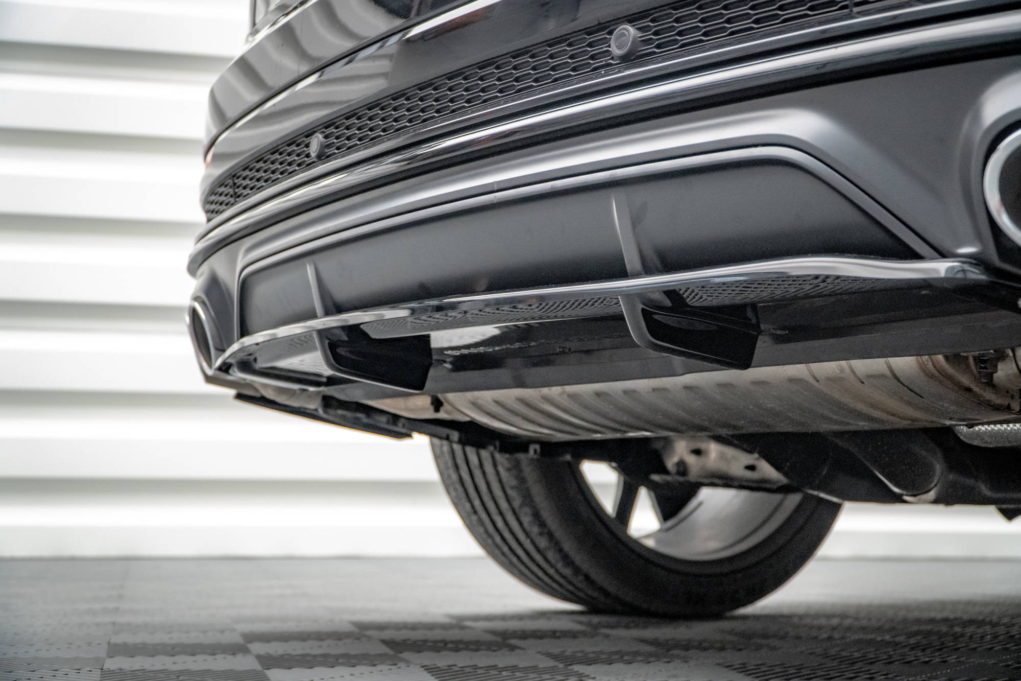 Central Rear Splitter (Vertical Bars) V.1 Audi SQ8 Mk1 - 3
