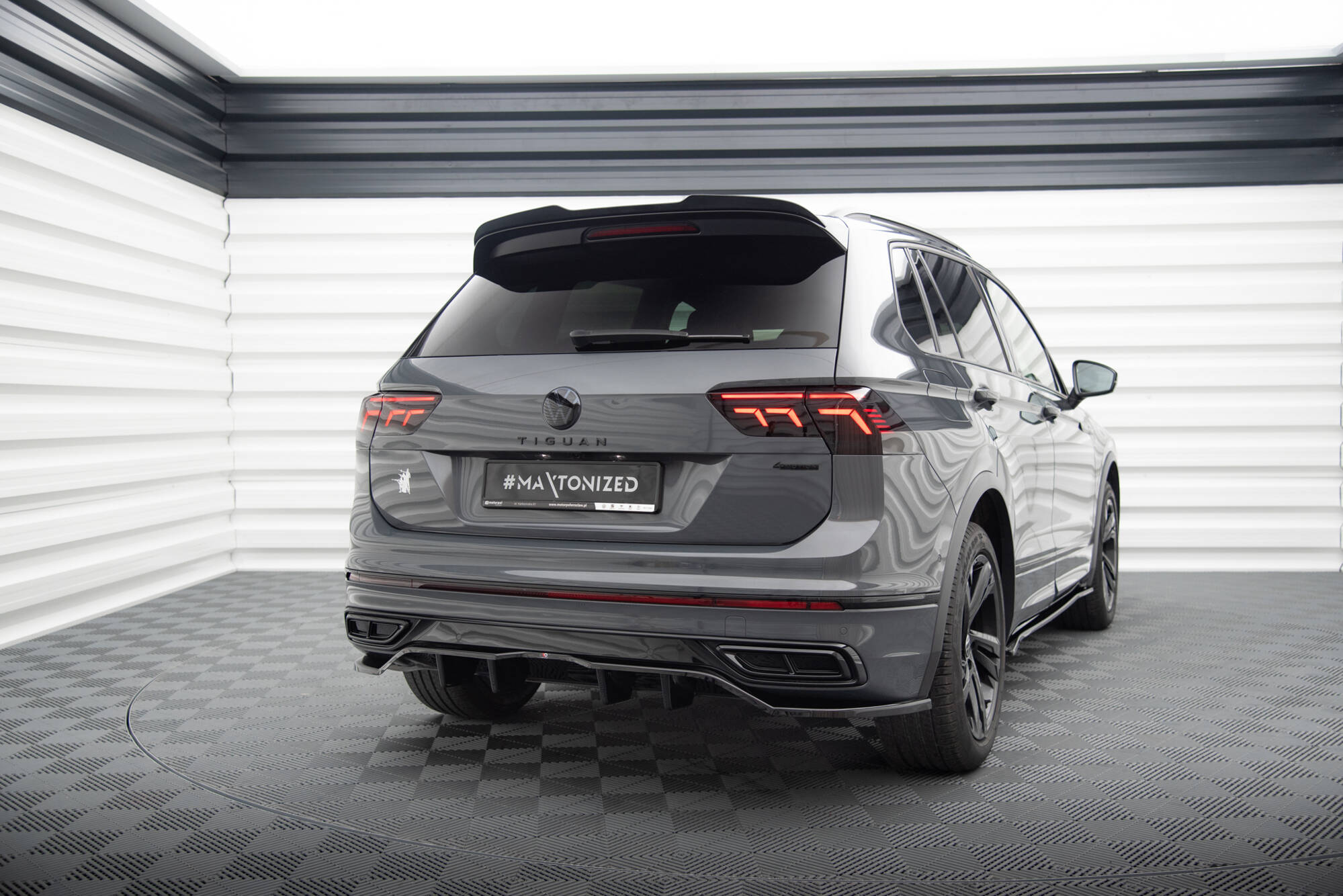 Central Rear Splitter (Vertical Bars) Volkswagen Tiguan R-Line Mk2 Facelift - 2