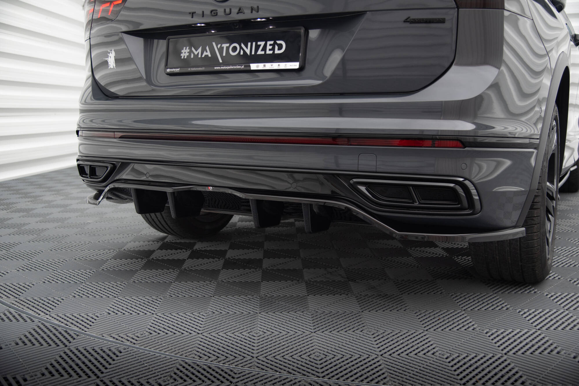 Central Rear Splitter (Vertical Bars) Volkswagen Tiguan R-Line Mk2 Facelift - 3