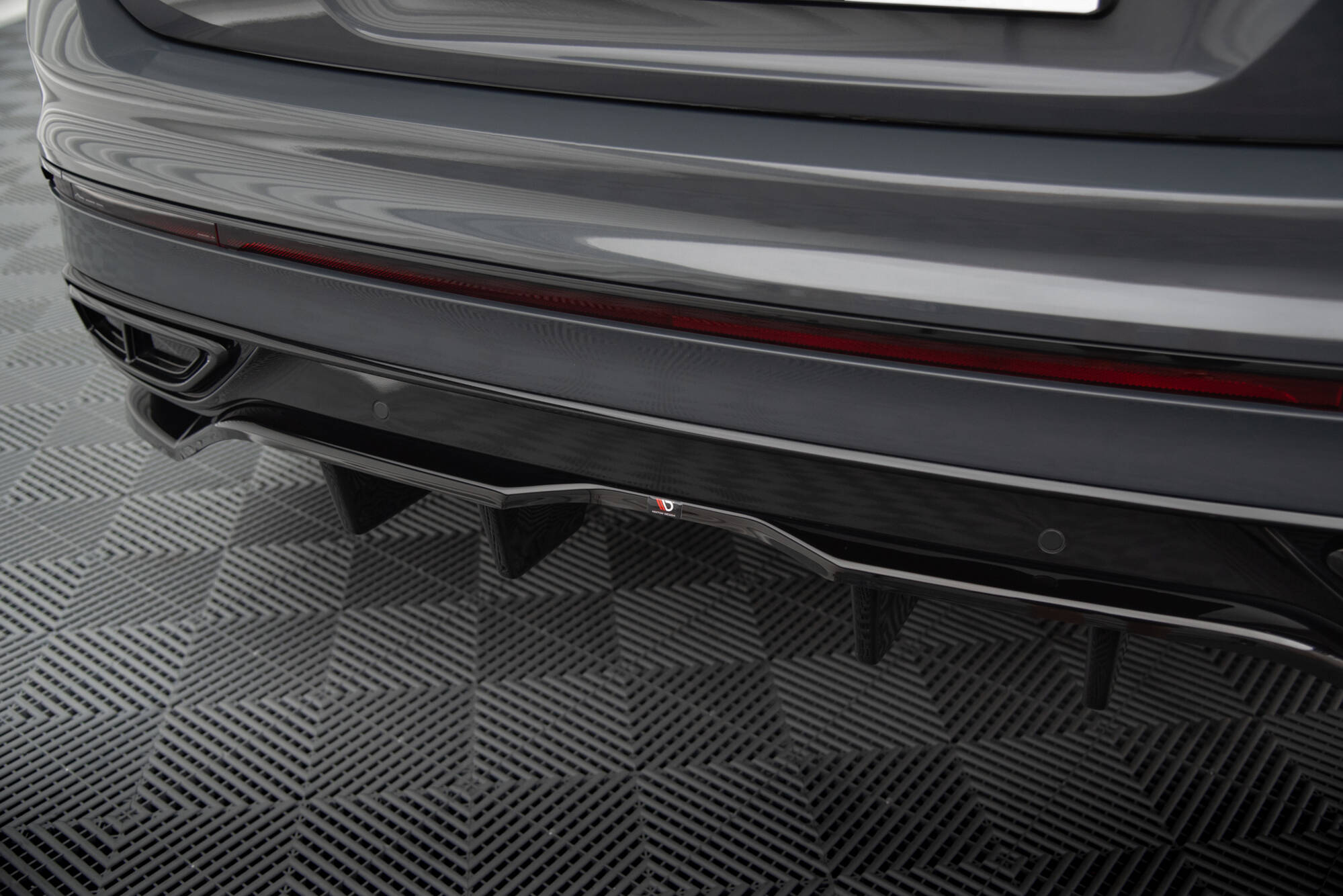 Central Rear Splitter (Vertical Bars) Volkswagen Tiguan R-Line Mk2 Facelift - 4