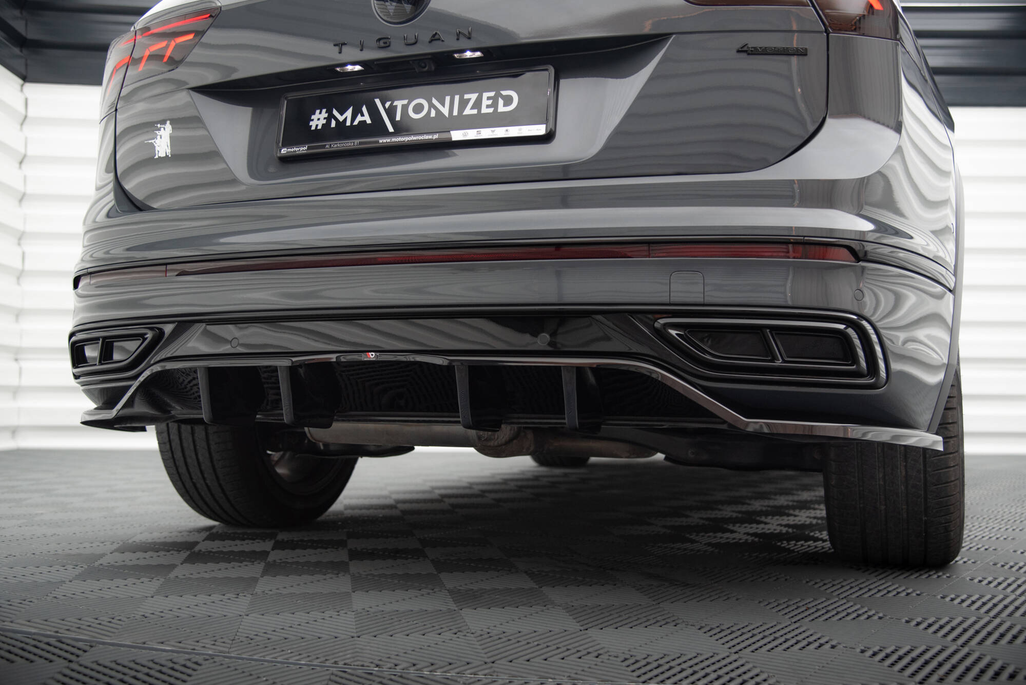 Central Rear Splitter (Vertical Bars) Volkswagen Tiguan R-Line Mk2 Facelift - 5