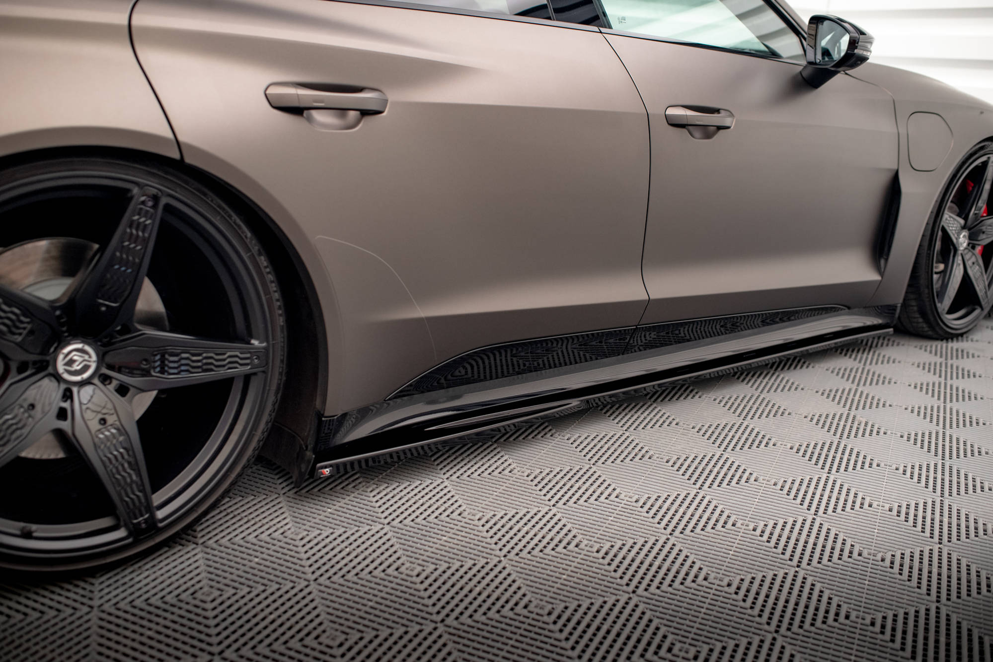 Side Skirts Diffusers V.1 Audi e-Tron GT / RS GT Mk1 - 3
