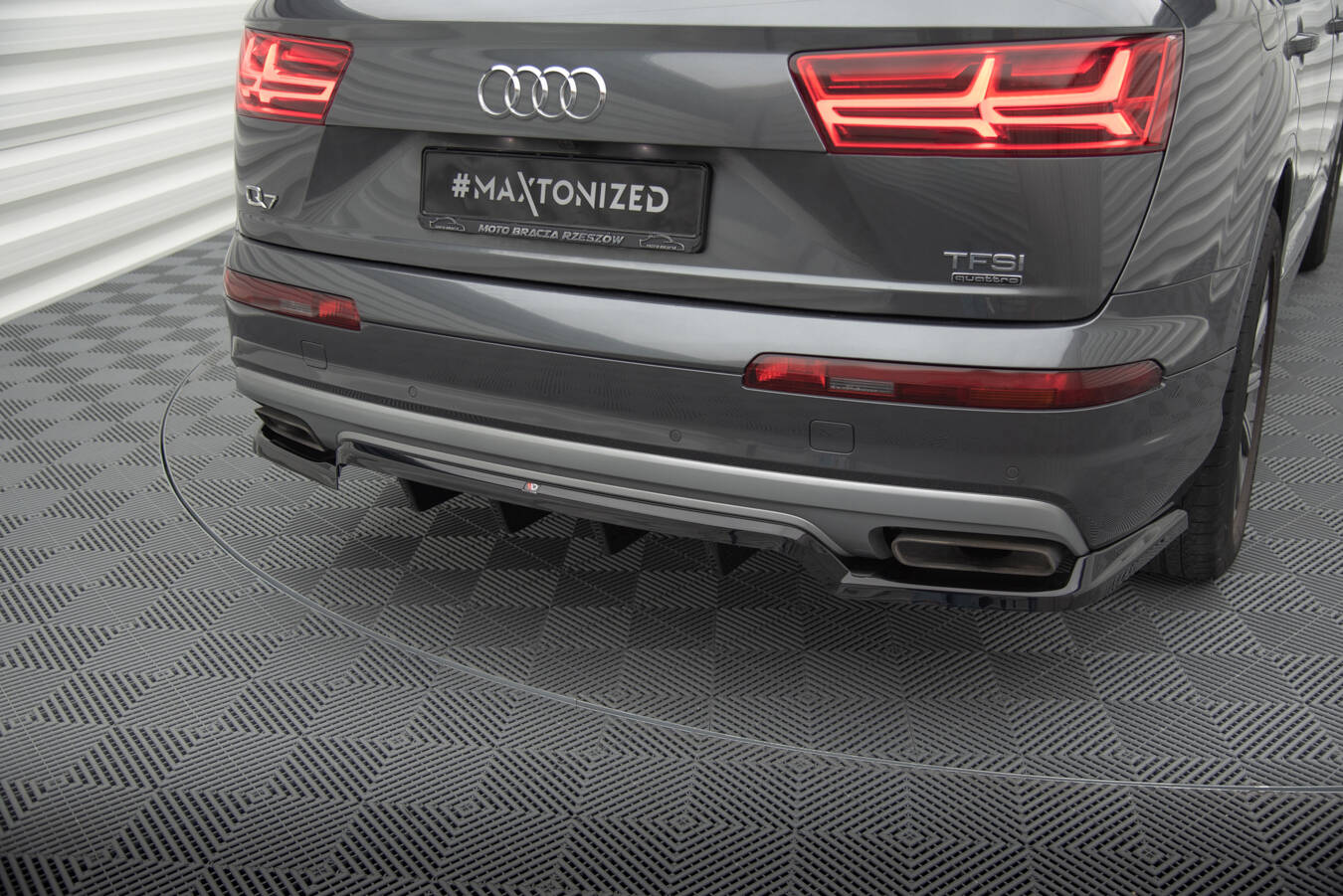 Central Rear Splitter (Vertical Bars) Audi Q7 Mk2 - 4