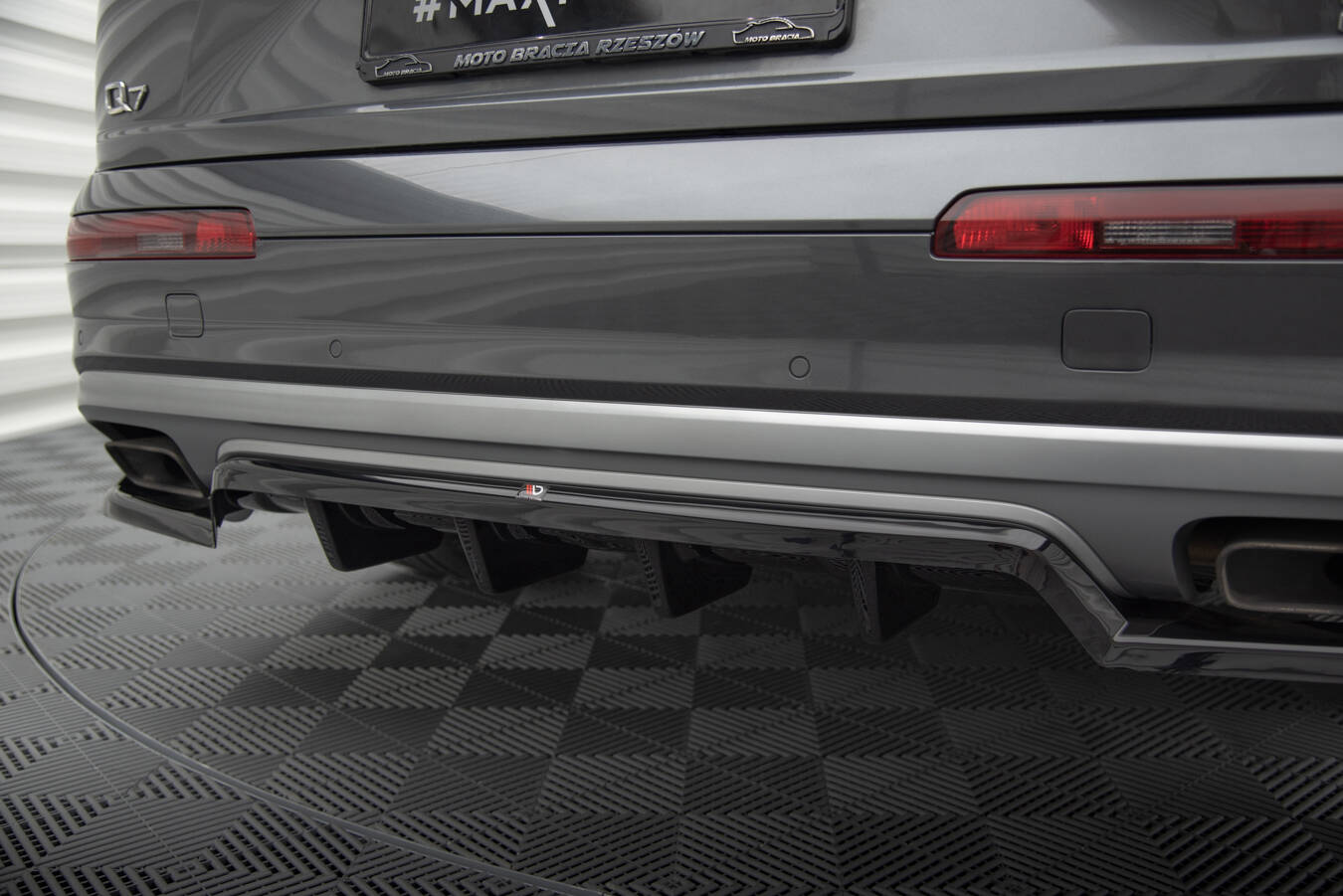 Central Rear Splitter (Vertical Bars) Audi Q7 Mk2 - 3