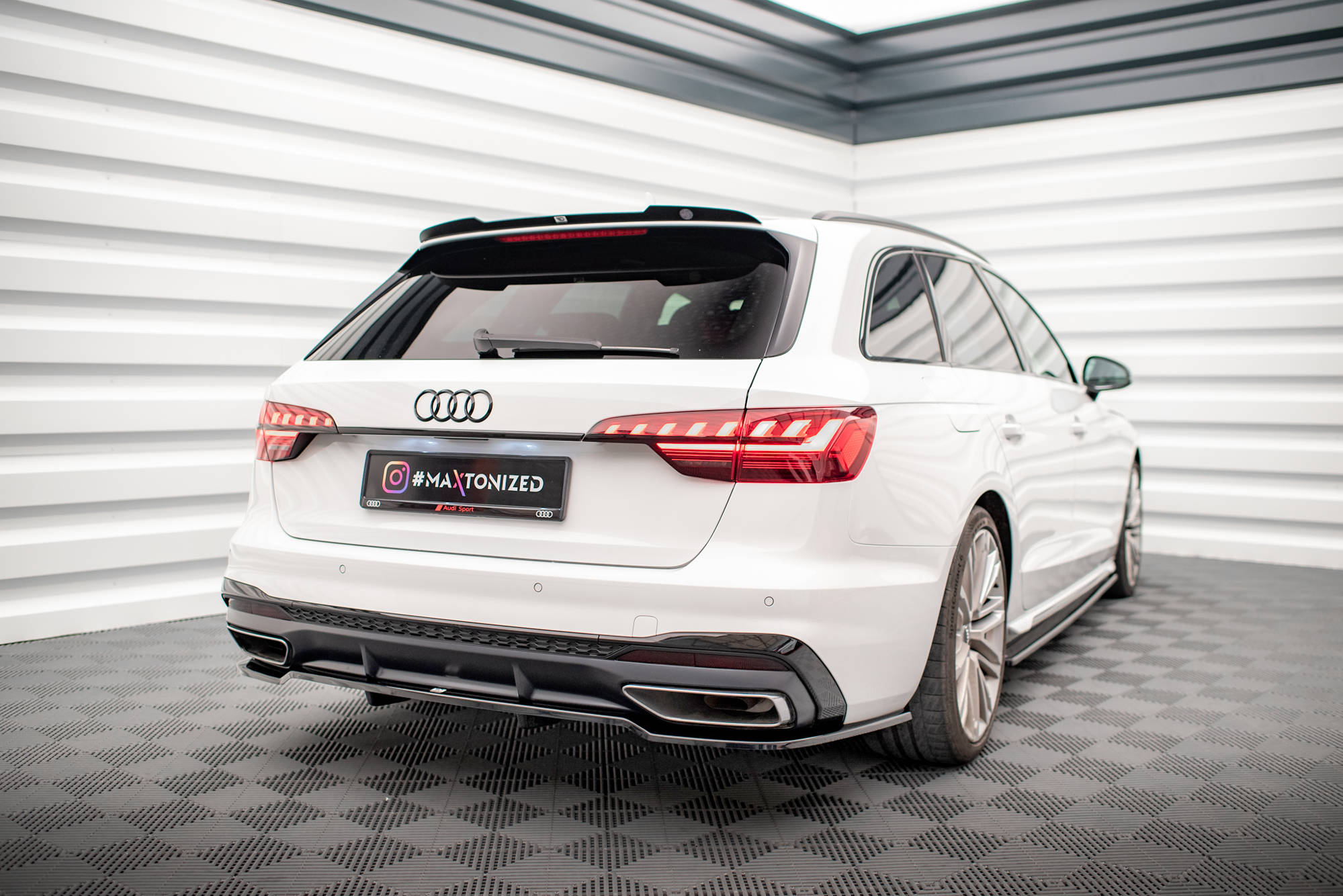 Central Rear Splitter (Vertical Bars) Audi A4 S-Line B9 Facelift - 2