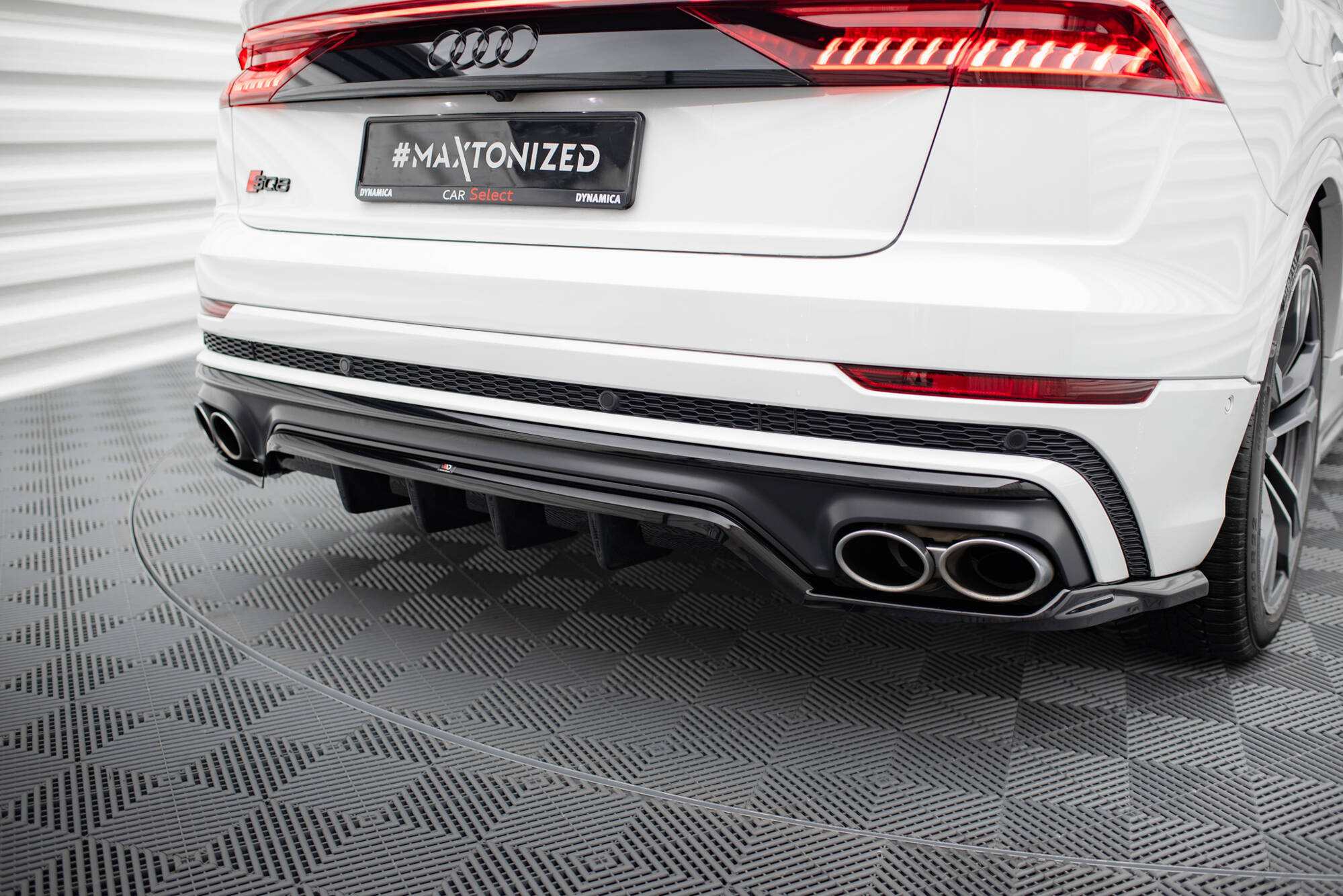 Central Rear Splitter (Vertical Bars) V.2 Audi SQ8 Mk1 - 2
