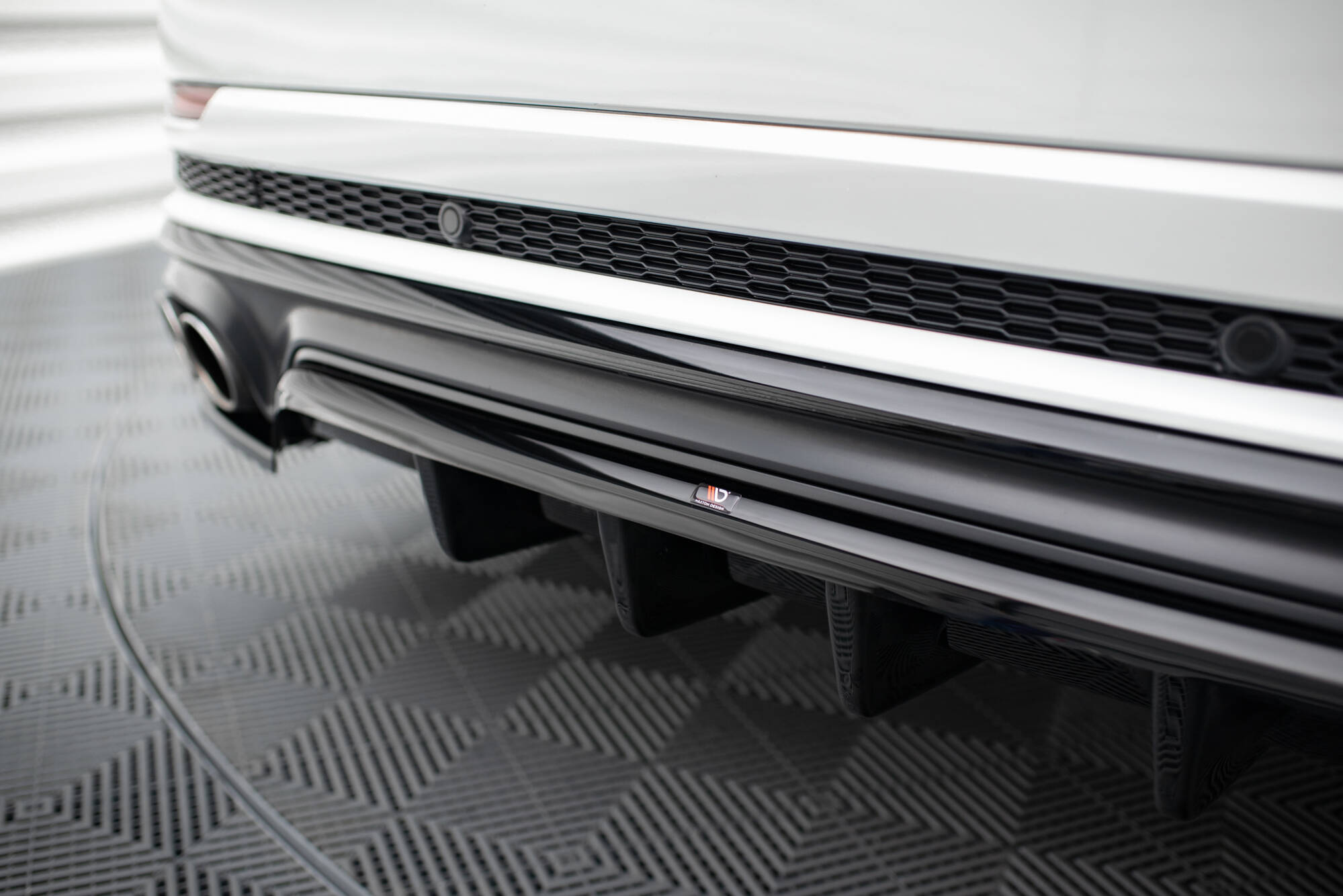 Central Rear Splitter (Vertical Bars) V.2 Audi SQ8 Mk1 - 3