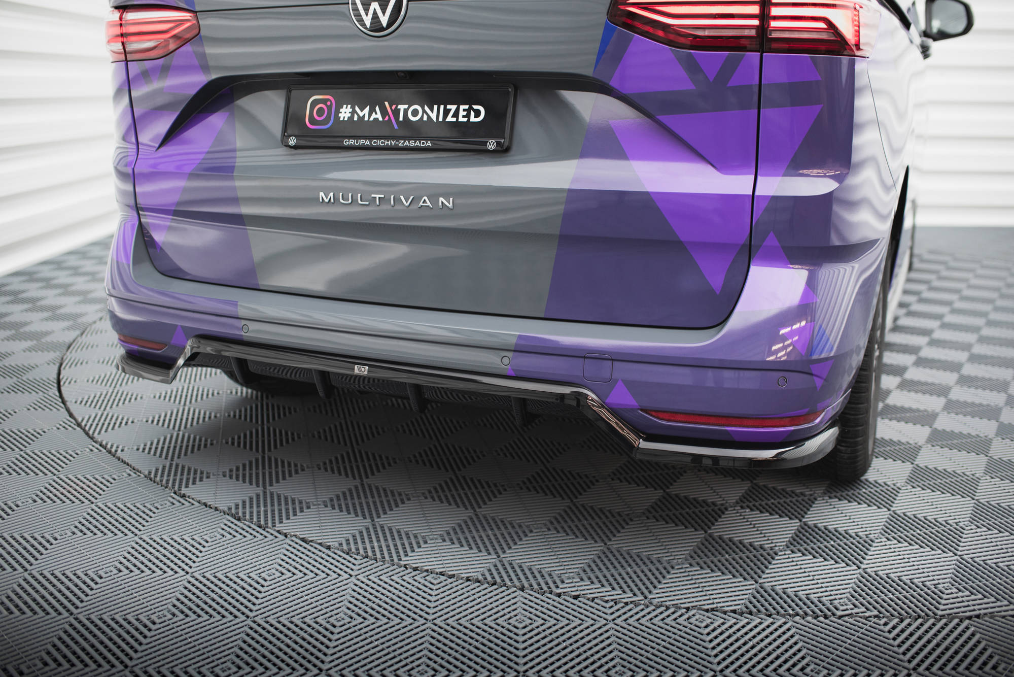 Central Rear Splitter (Vertical Bars) VW Multivan T7 - 2