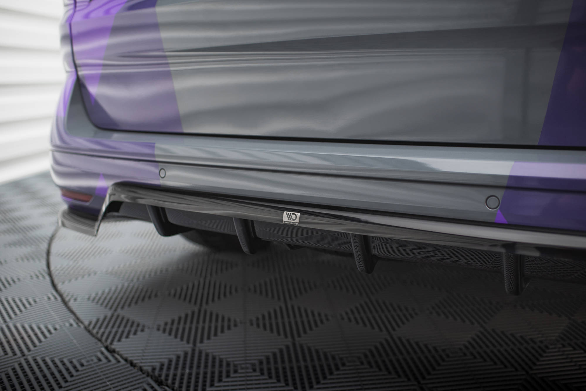 Central Rear Splitter (Vertical Bars) VW Multivan T7 - 3