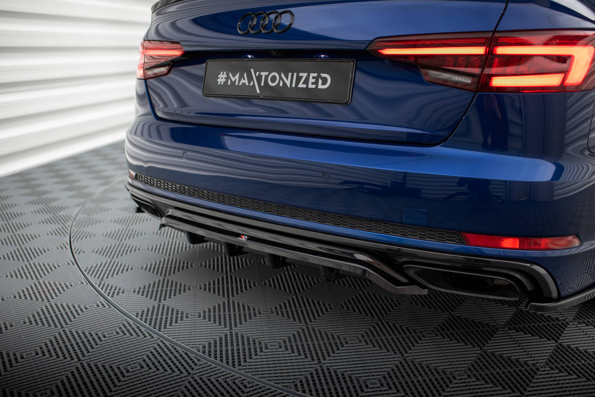Central Rear Splitter (Vertical Bars) Audi A4 Competition B9 - 2