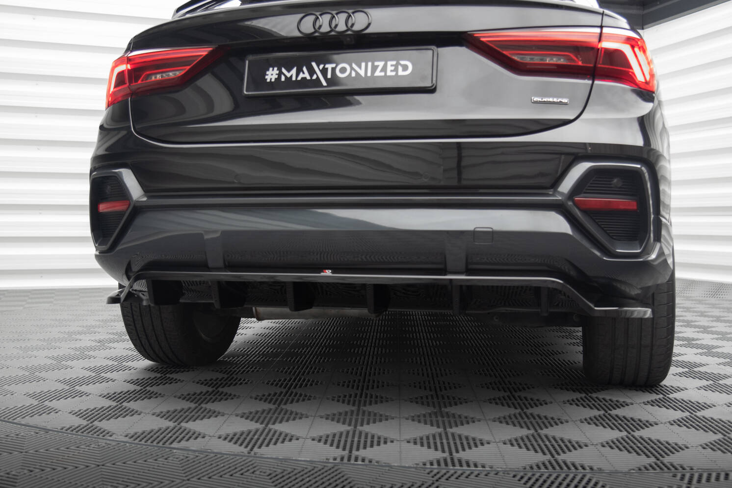 Central Rear Splitter (Vertical Bars) Audi Q3 Sportback F3 - 4