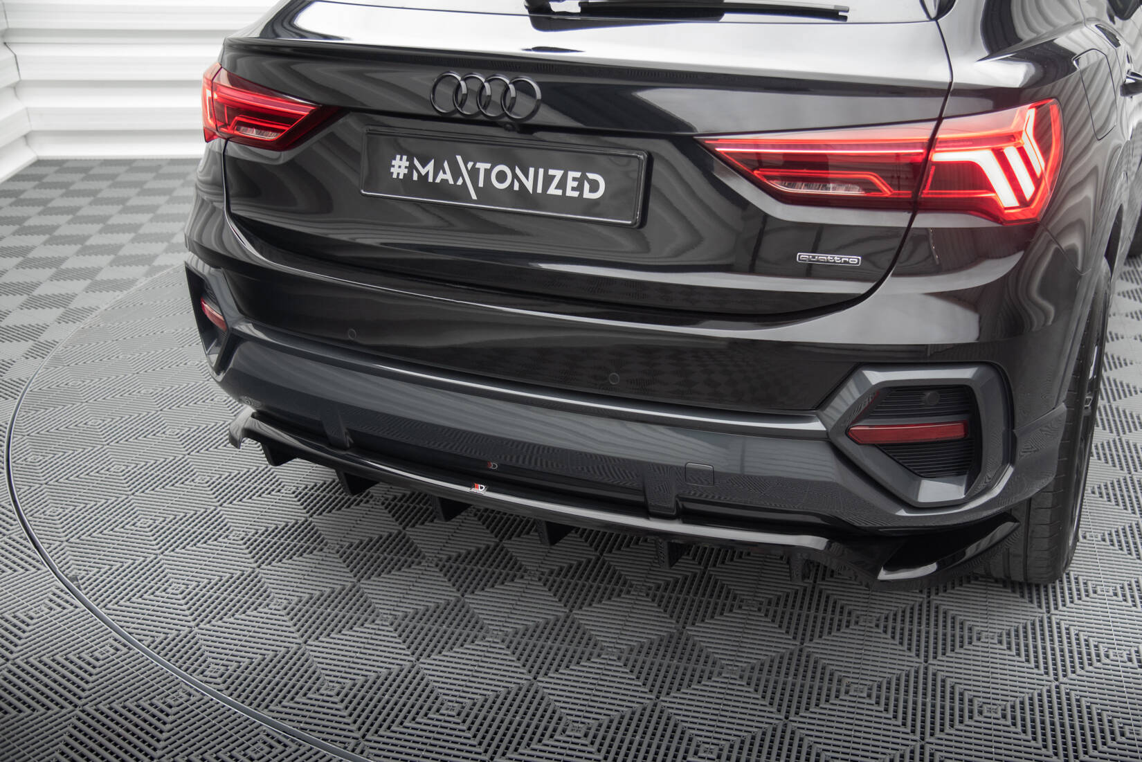 Central Rear Splitter (Vertical Bars) Audi Q3 Sportback F3 - 3