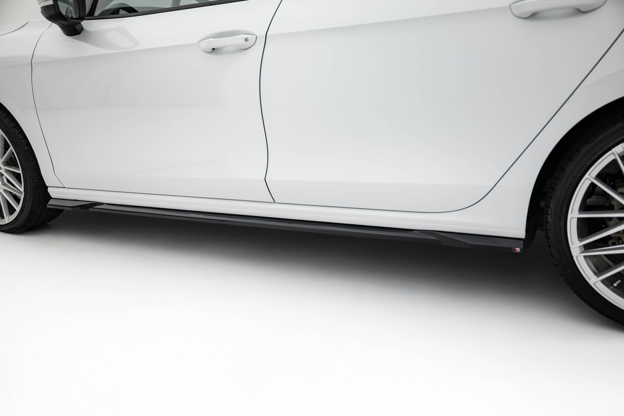 SIDOSPLITTERS TILL VOLKSWAGEN PASSAT B9 – MAXTON DESIGN