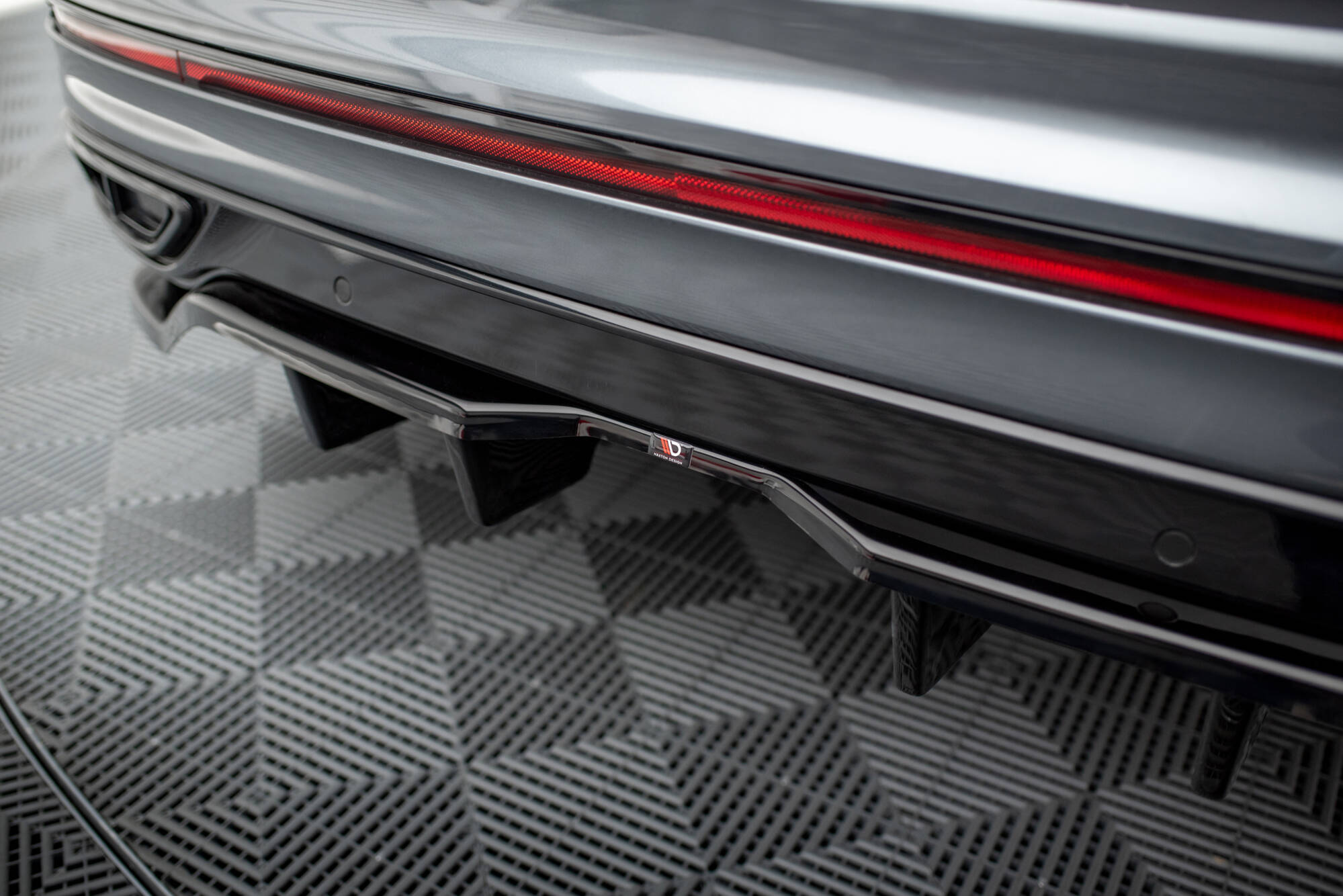 Central Rear Splitter (Vertical Bars) Volkswagen Tiguan Allspace R-Line Mk2 Facelift - 4