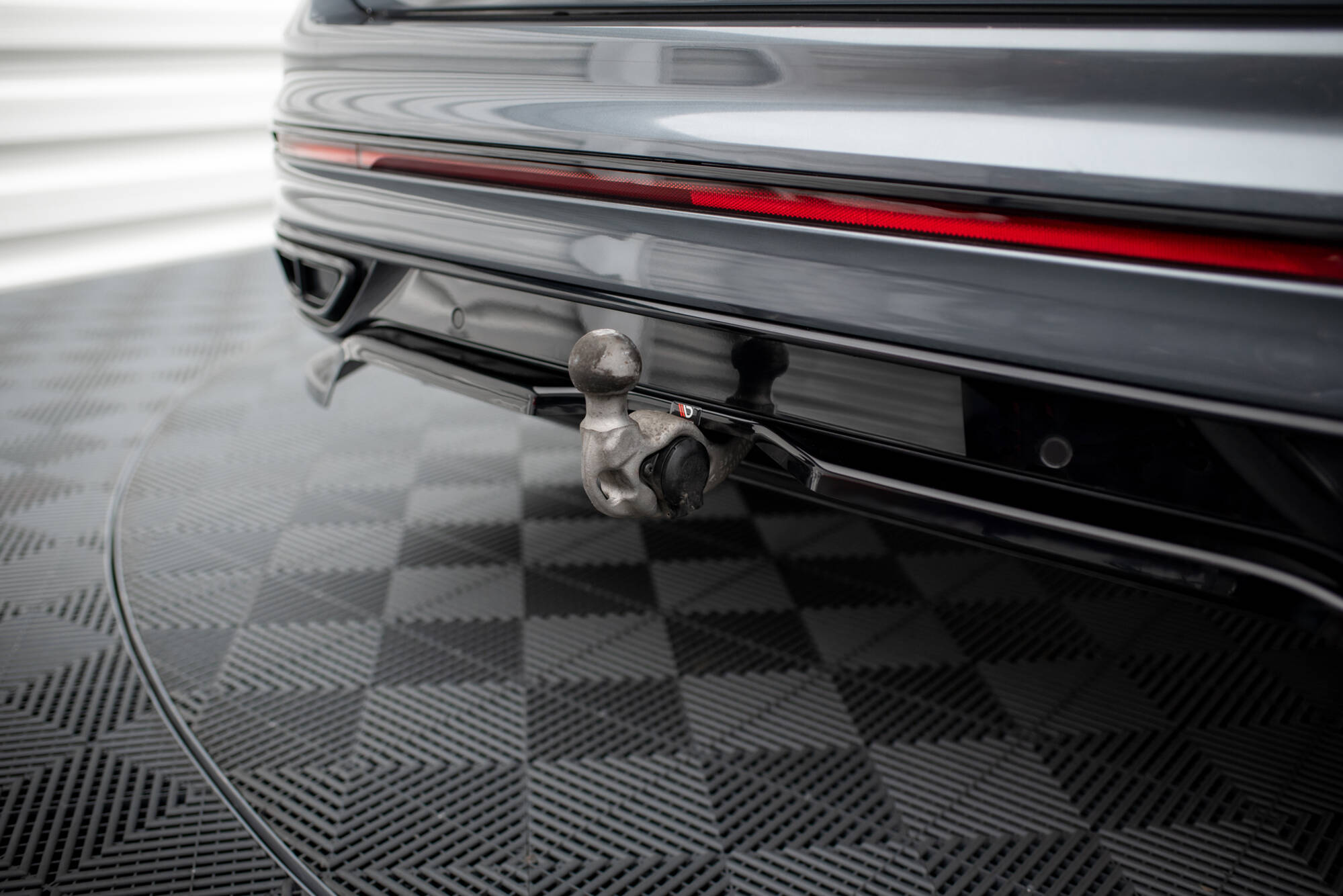 Central Rear Splitter (Vertical Bars) Volkswagen Tiguan Allspace R-Line Mk2 Facelift - 5