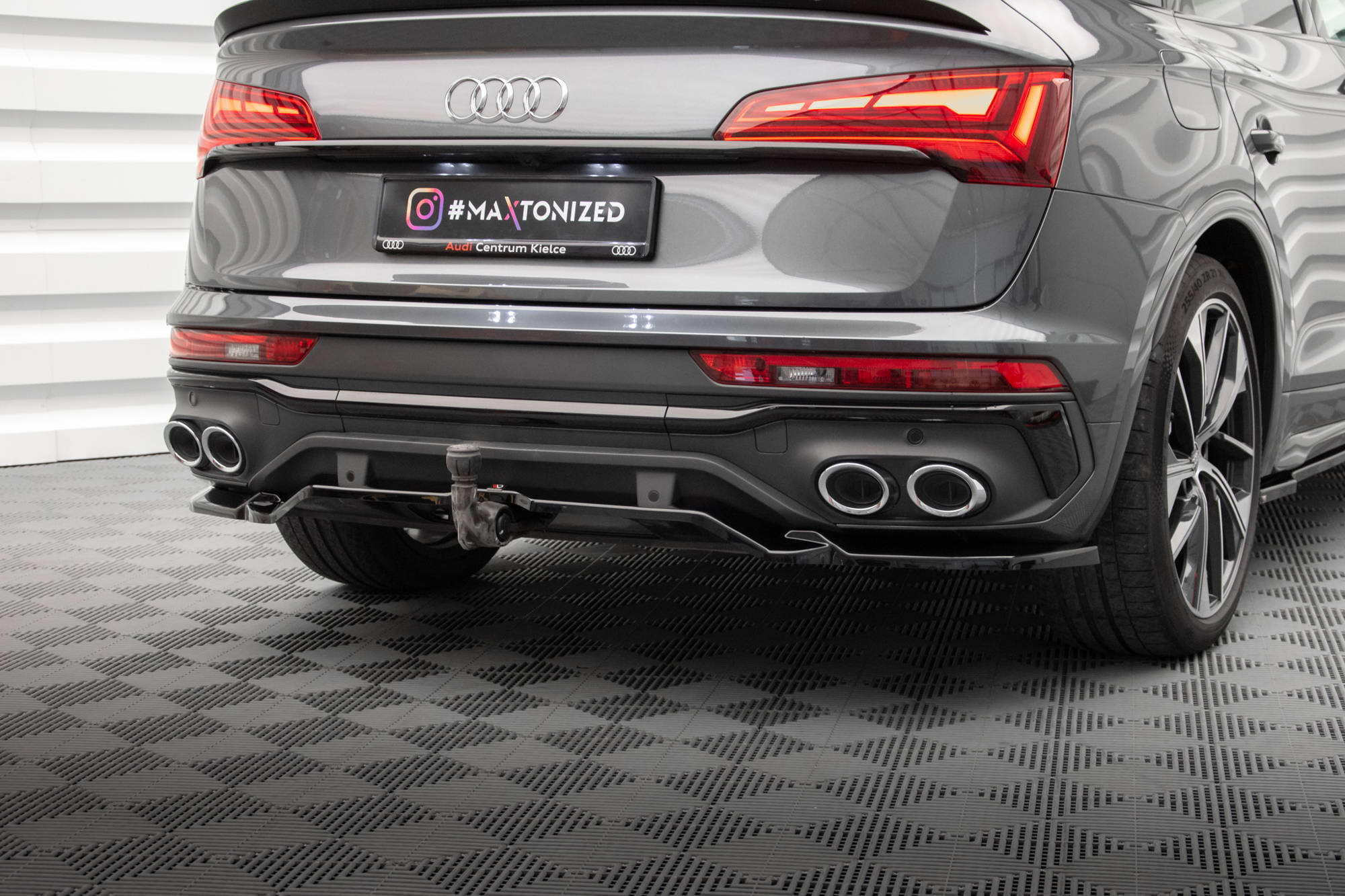 Central Rear Splitter (Vertical Bars) Audi SQ5 Sportback Mk2 Facelift - 5