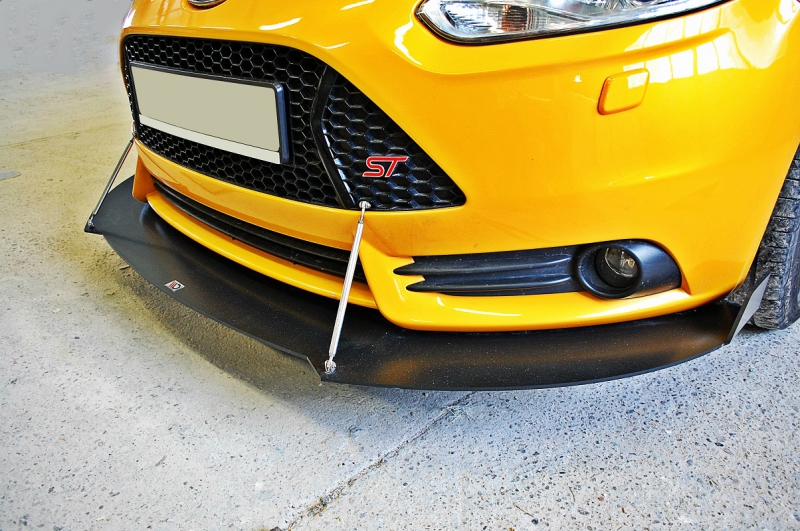 FRÄMRE STÖTFÅNGARE RACING LÄPP FOCUS ST MK3 PREFACE MODEL