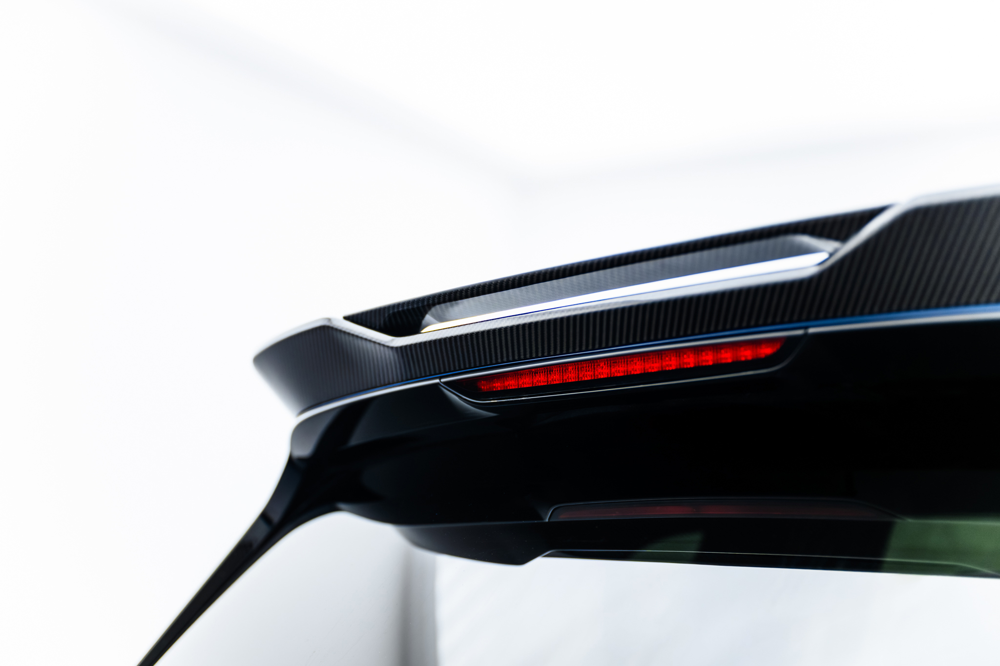 PREPREG CARBON FIBER TAILGATE SPOILER (UPPER) SUITABLE FOR BMW X7 M-PACK G07 – MAXTON DESIGN