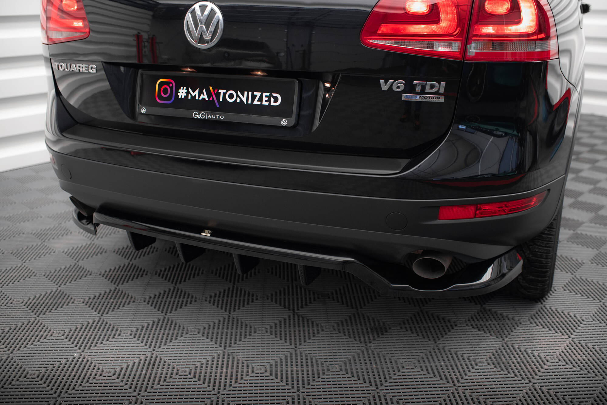 Central Rear Splitter (Vertical Bars) Volkswagen Touareg Mk2 - 3