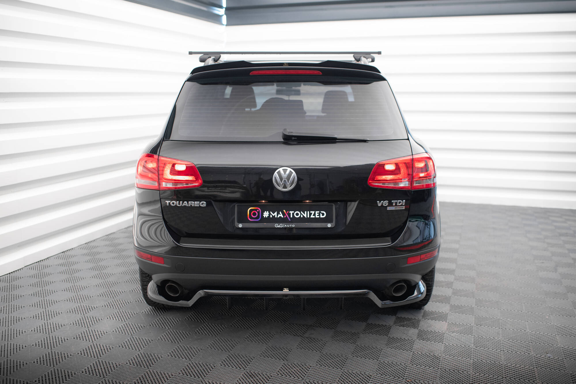 Central Rear Splitter (Vertical Bars) Volkswagen Touareg Mk2 - 2