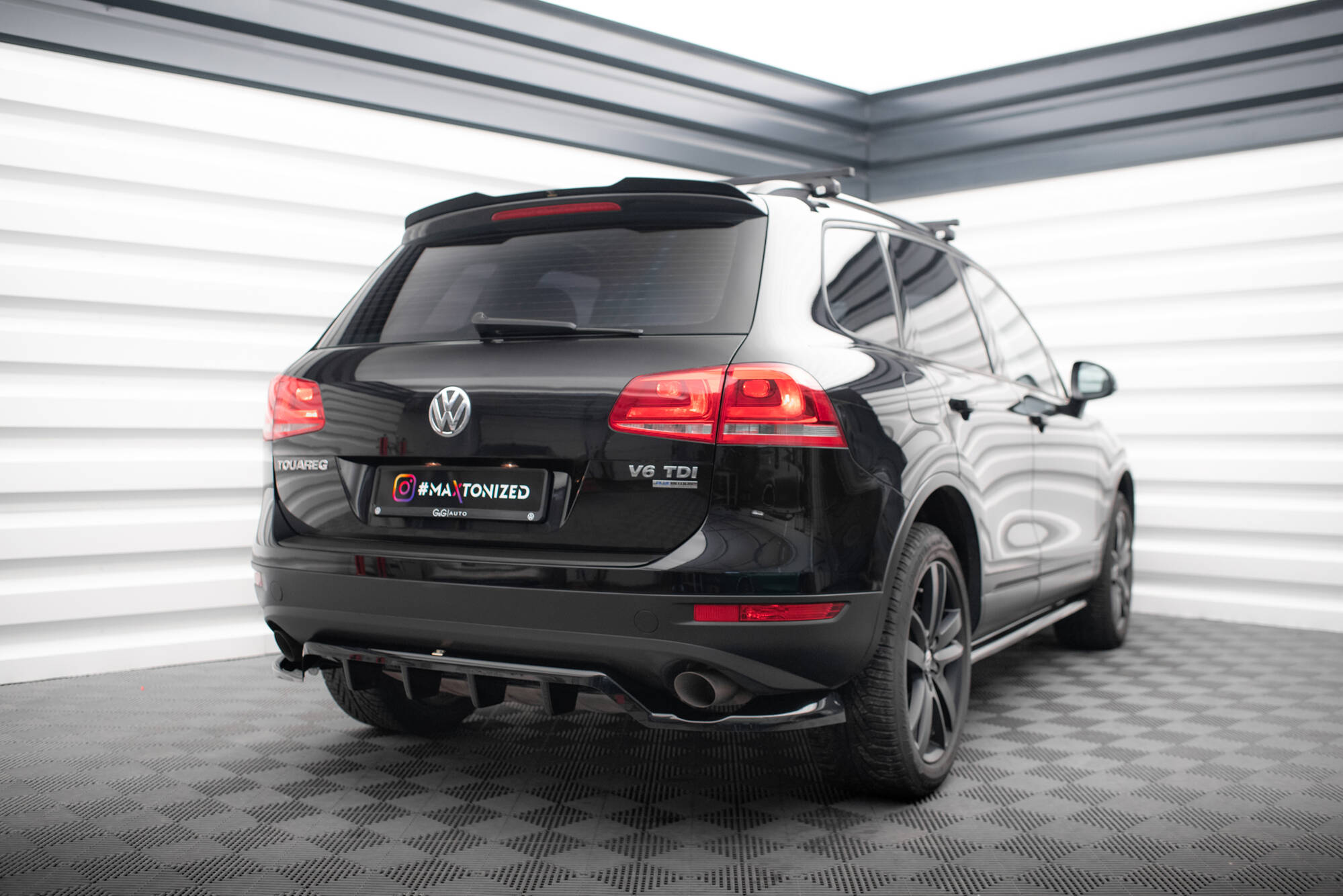 Central Rear Splitter (Vertical Bars) Volkswagen Touareg Mk2 - 5