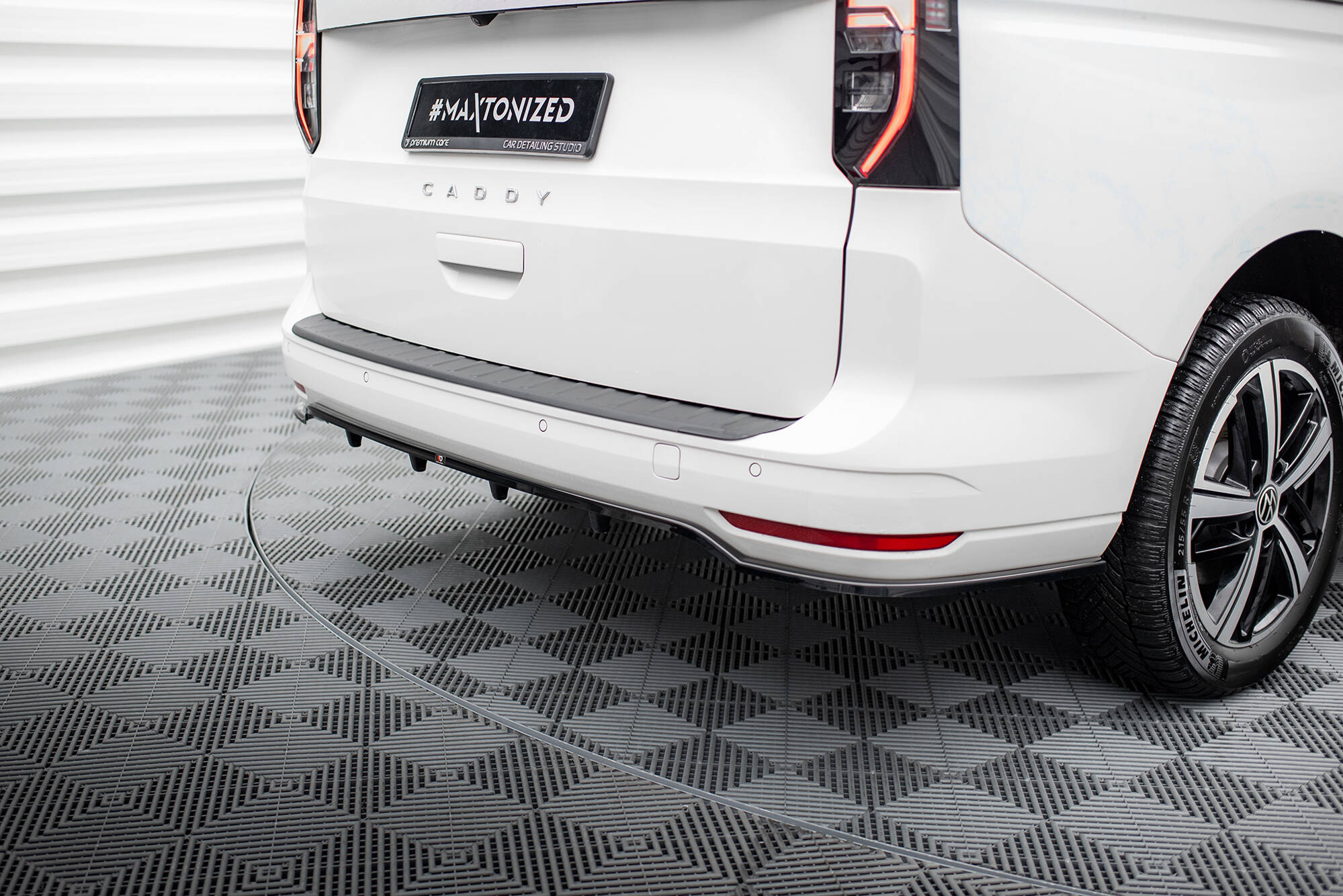 Central Rear Splitter (Vertical Bars) Volkswagen Caddy Maxi Mk5 - 3