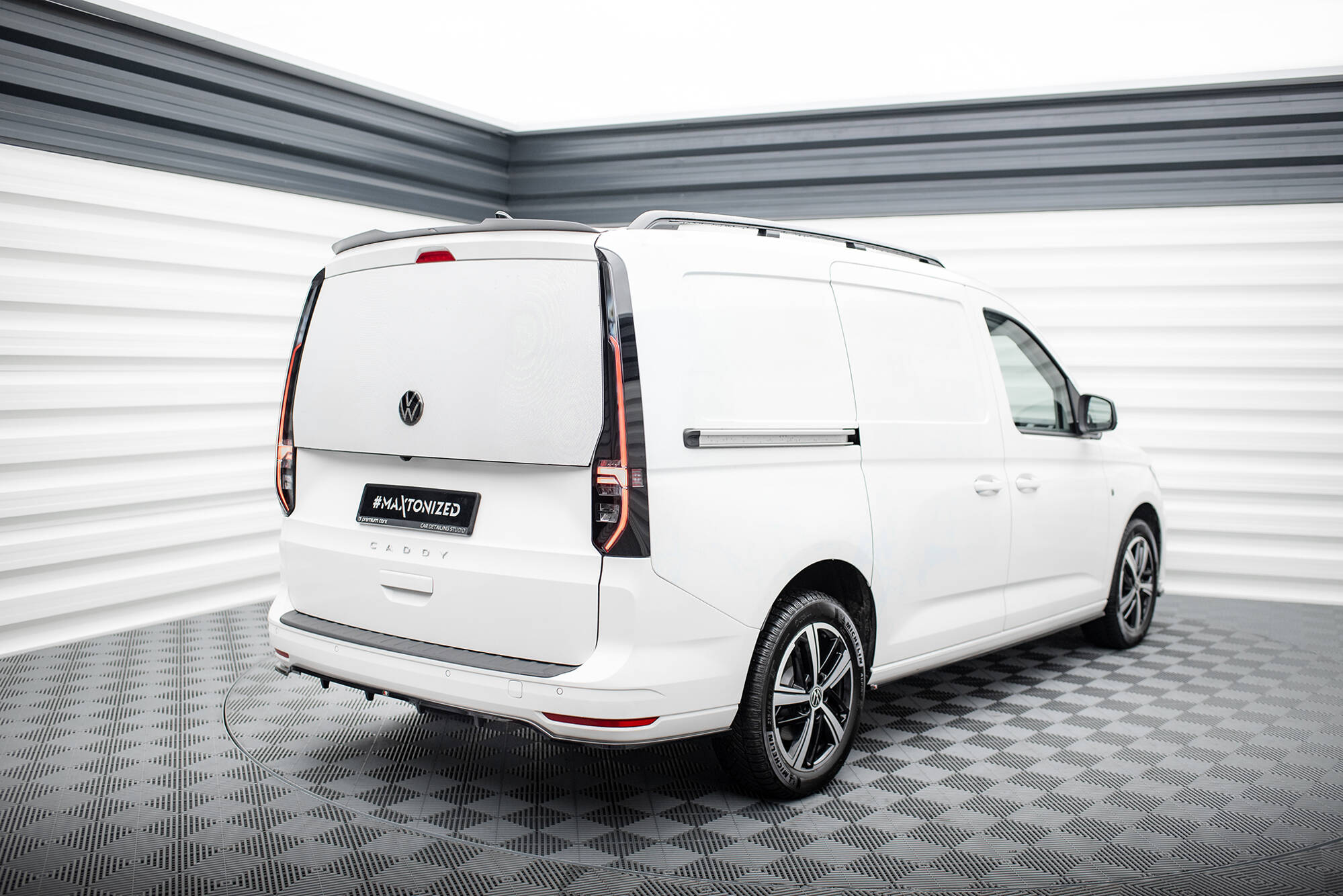 Central Rear Splitter (Vertical Bars) Volkswagen Caddy Maxi Mk5 - 4