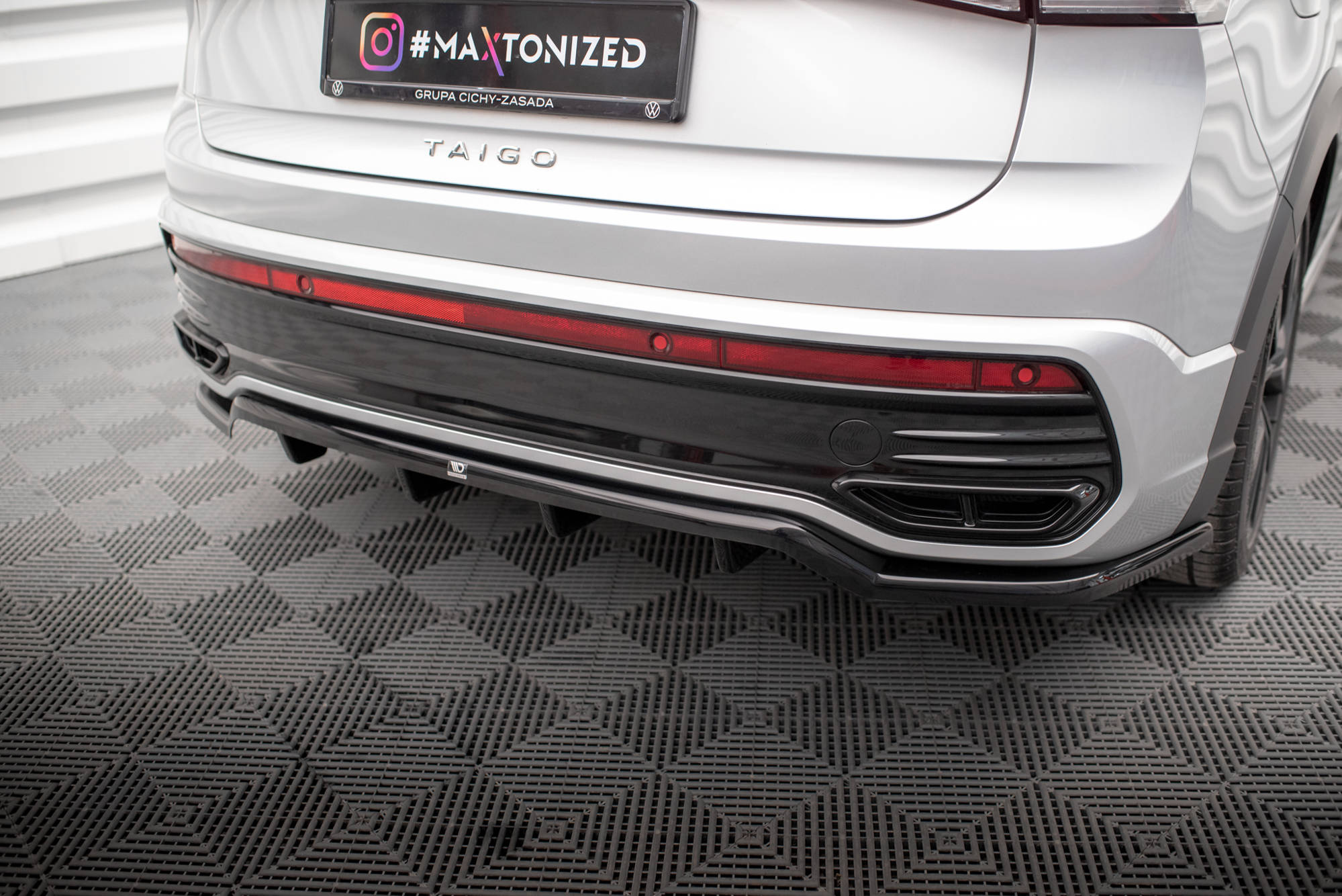 Central Rear Splitter (Vertical Bars) VW Taigo R-Line Mk1 - 2