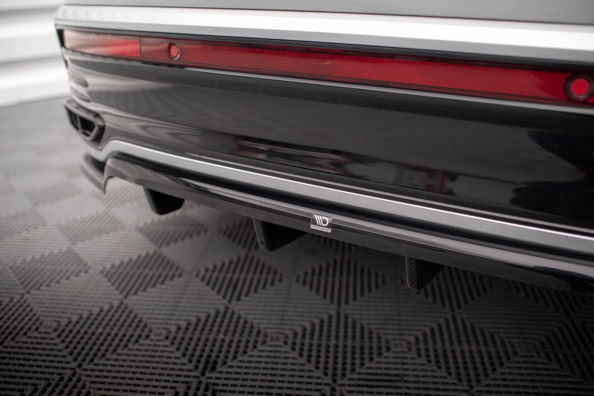 Central Rear Splitter (Vertical Bars) VW Taigo R-Line Mk1 - 3
