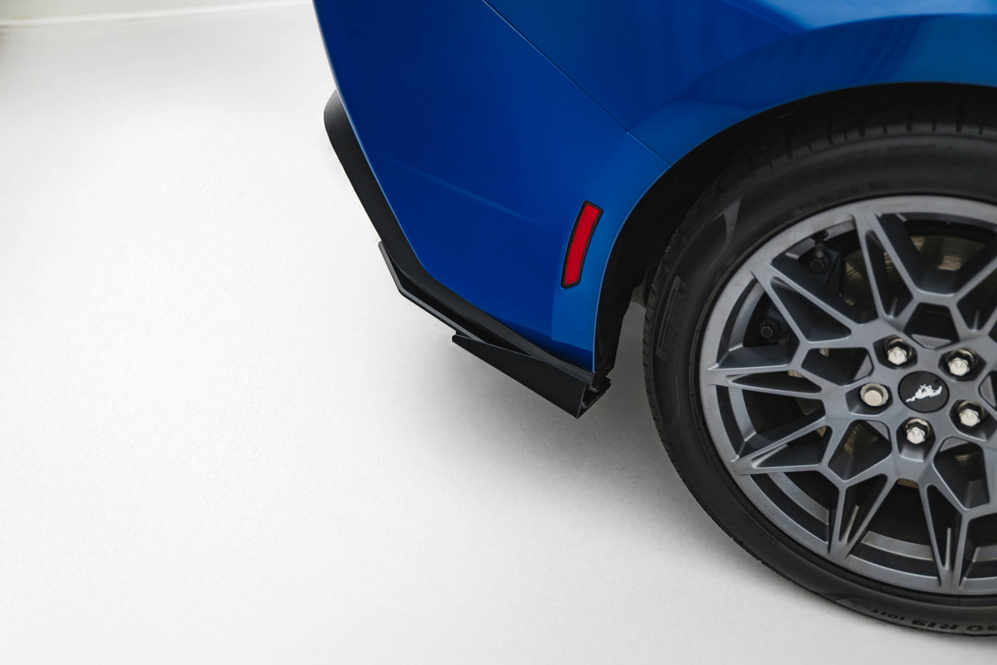 STREET PRO REAR SIDE SPLITTERS + FLAPS SUITABLE FOR FORD MUSTANG GT MK7 – MAXTON DESIGN