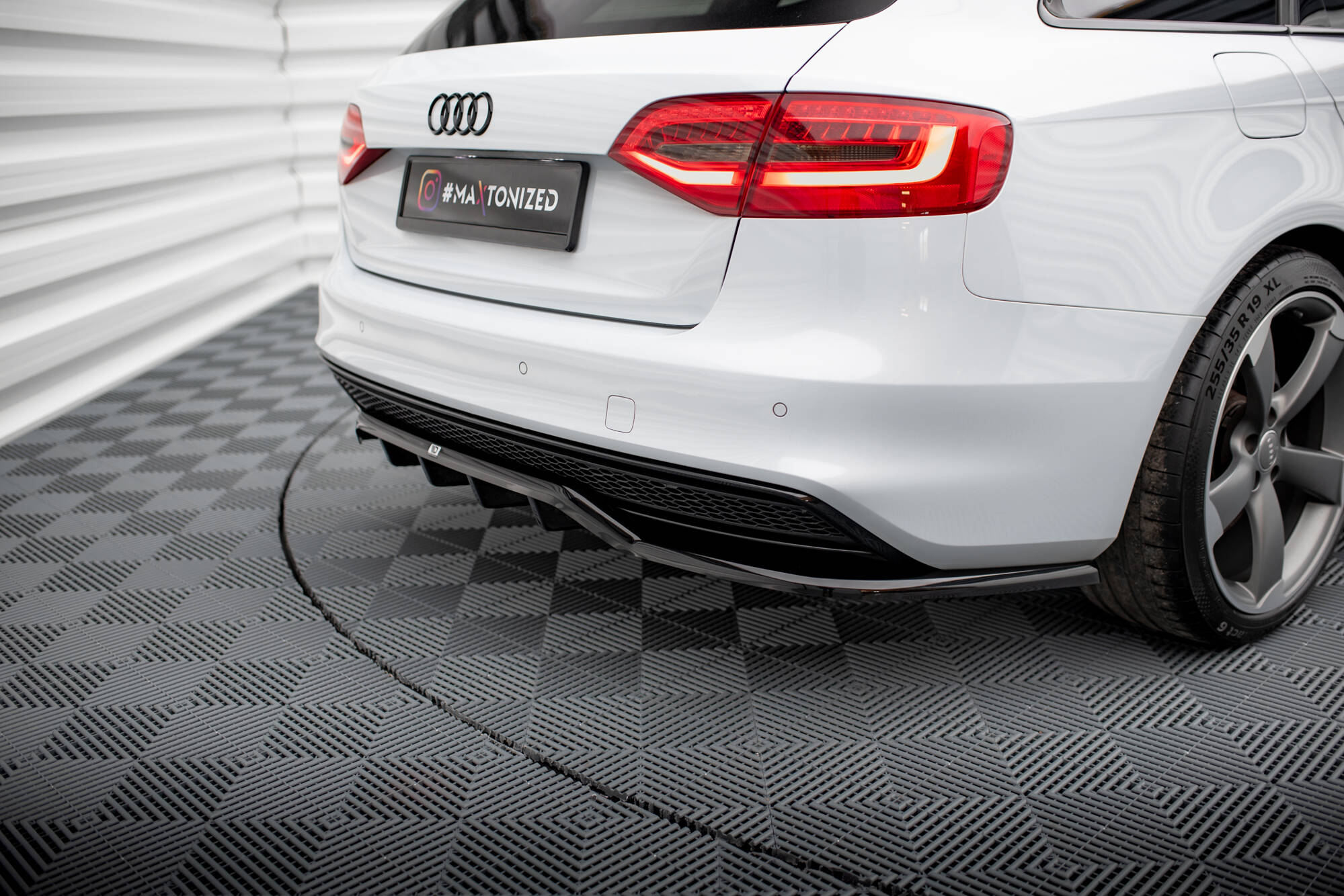 Central Rear Splitter (Vertical Bars) Audi A4 Competition B8 Facelift - 6