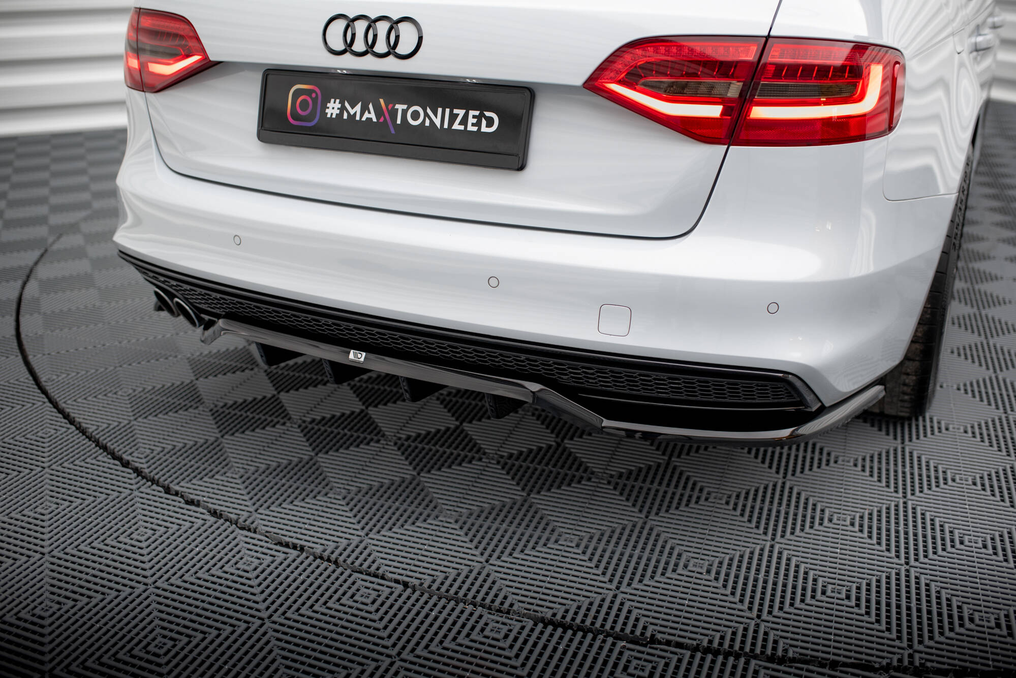 Central Rear Splitter (Vertical Bars) Audi A4 Competition B8 Facelift - 4