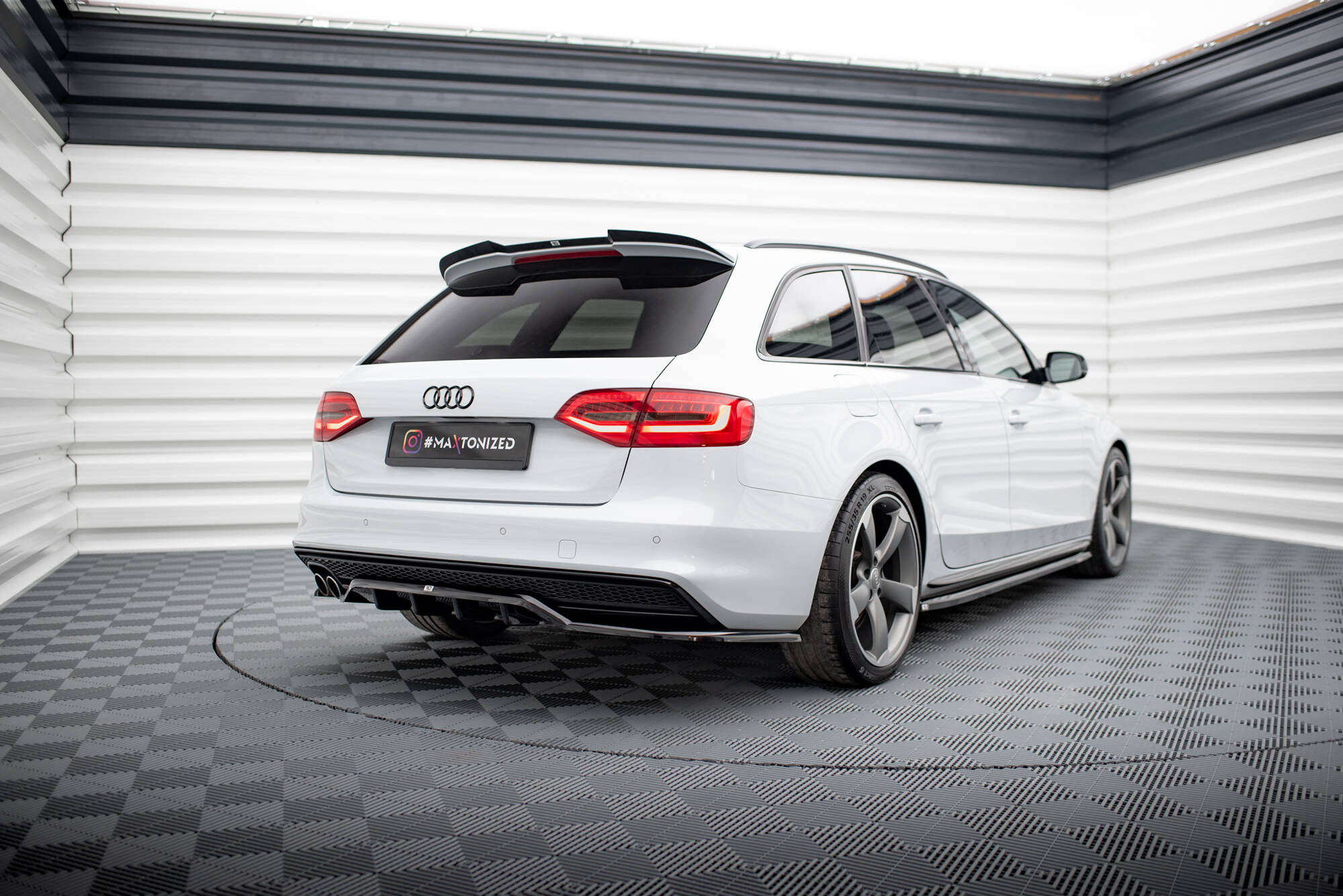 Central Rear Splitter (Vertical Bars) Audi A4 Competition B8 Facelift - 3