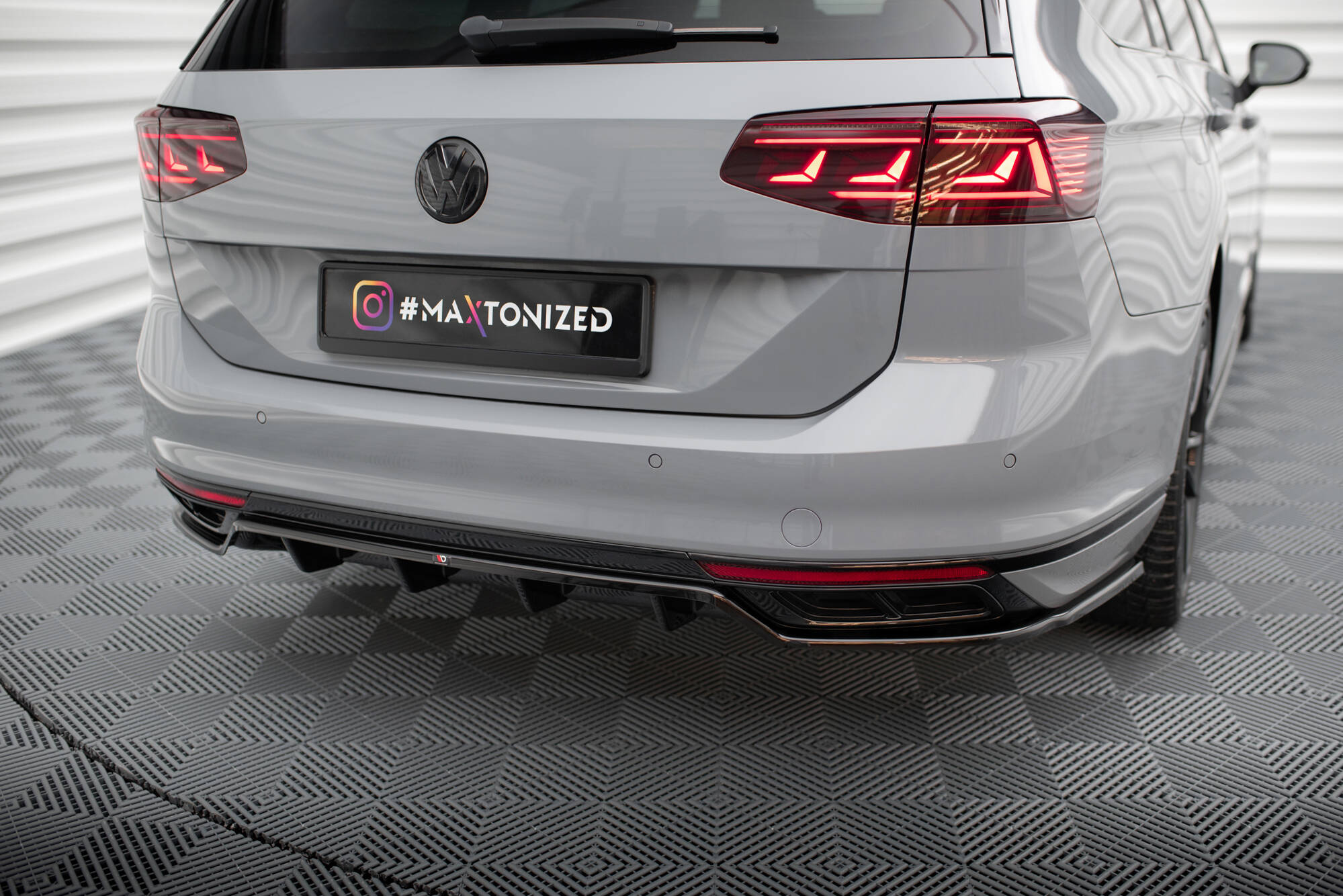 Central Rear Splitter (Vertical Bars) Volkswagen Passat R-Line B8 Facelift - 2