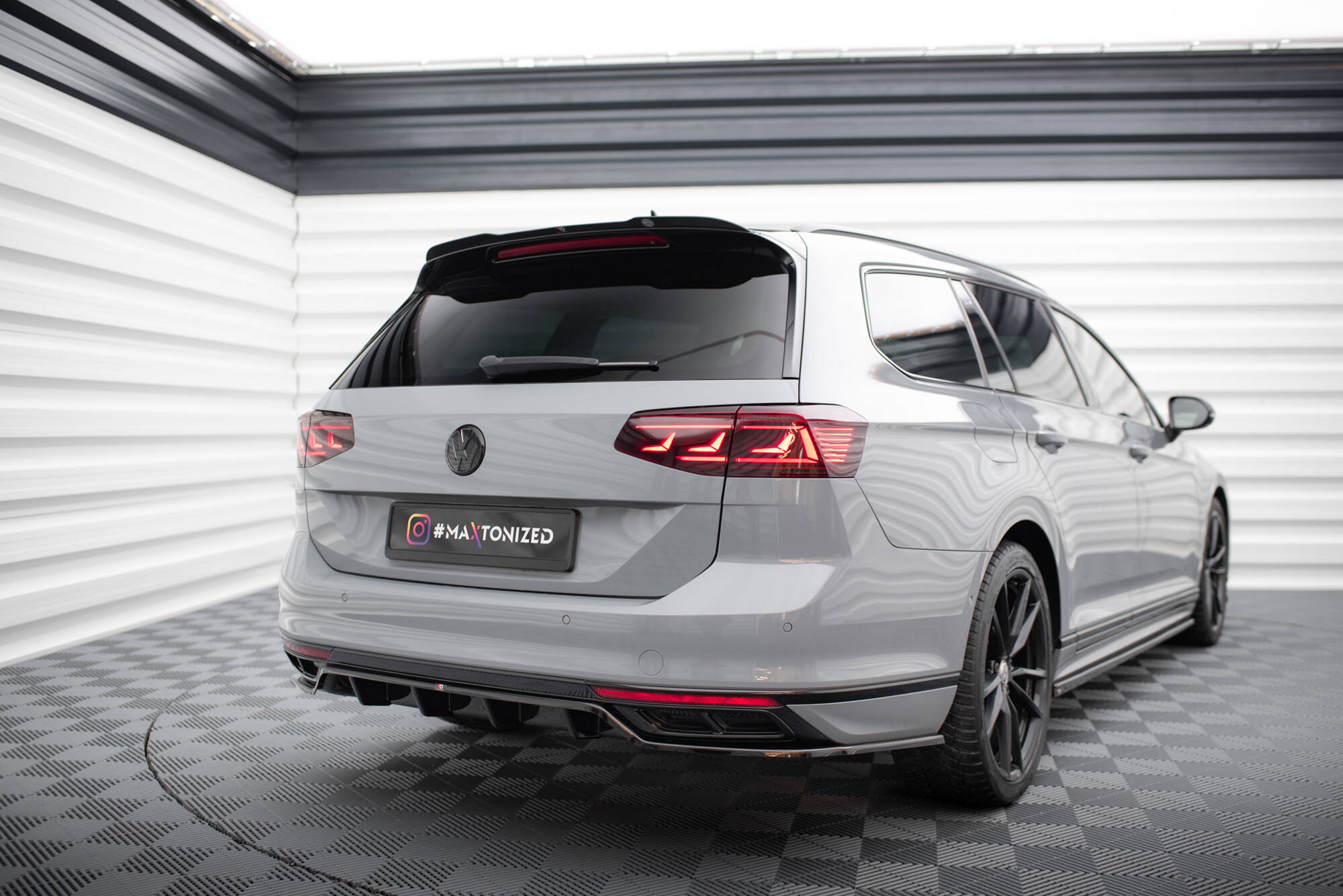 Central Rear Splitter (Vertical Bars) Volkswagen Passat R-Line B8 Facelift - 4