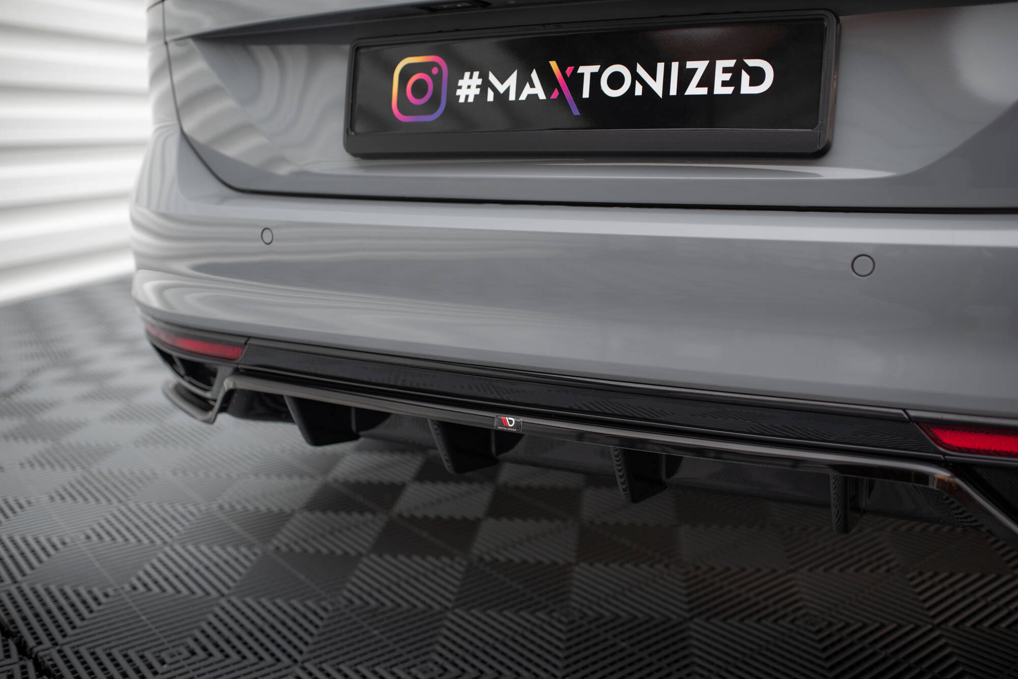 Central Rear Splitter (Vertical Bars) Volkswagen Passat R-Line B8 Facelift - 3