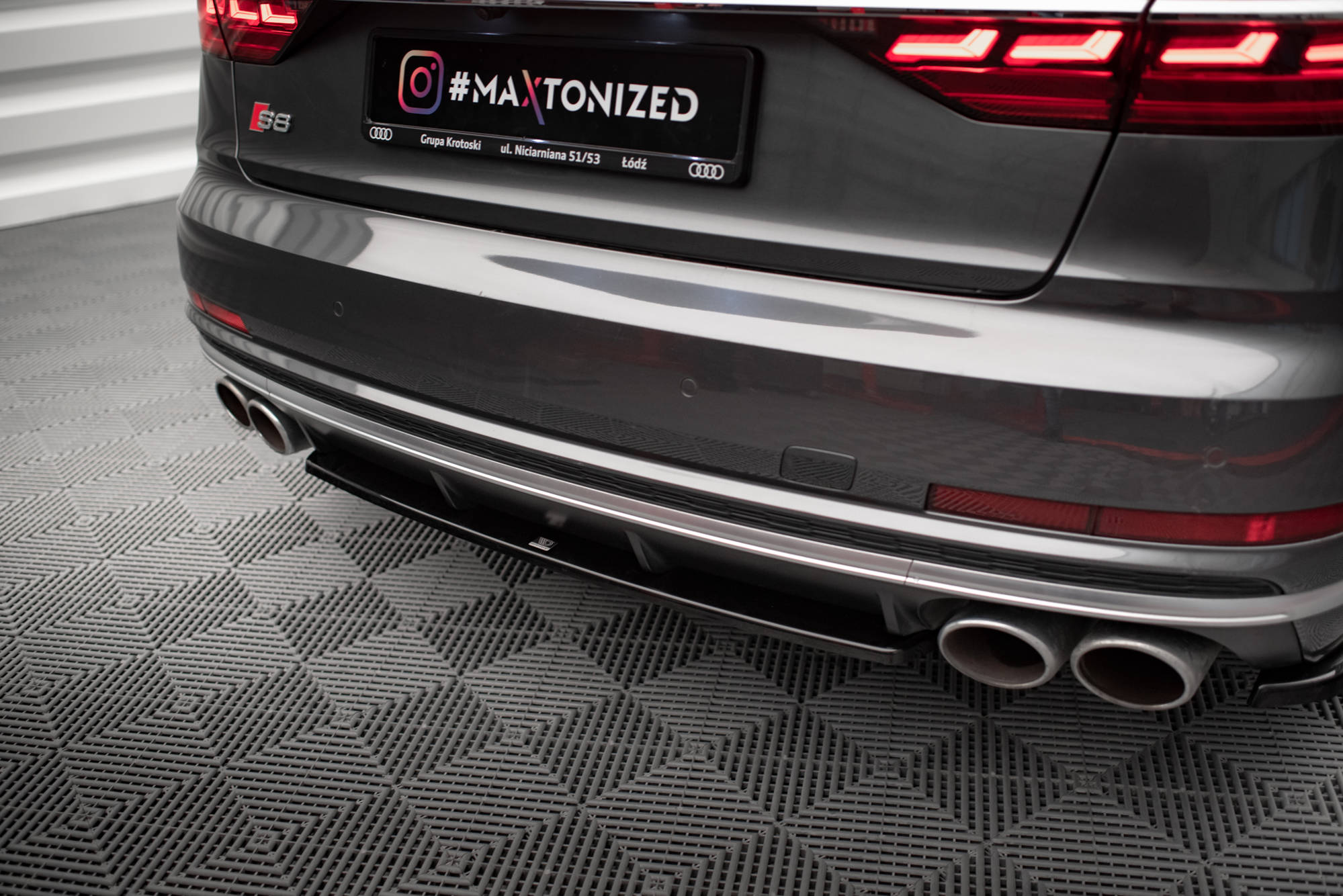 Central Rear Splitter Audi S8 D5 - 3
