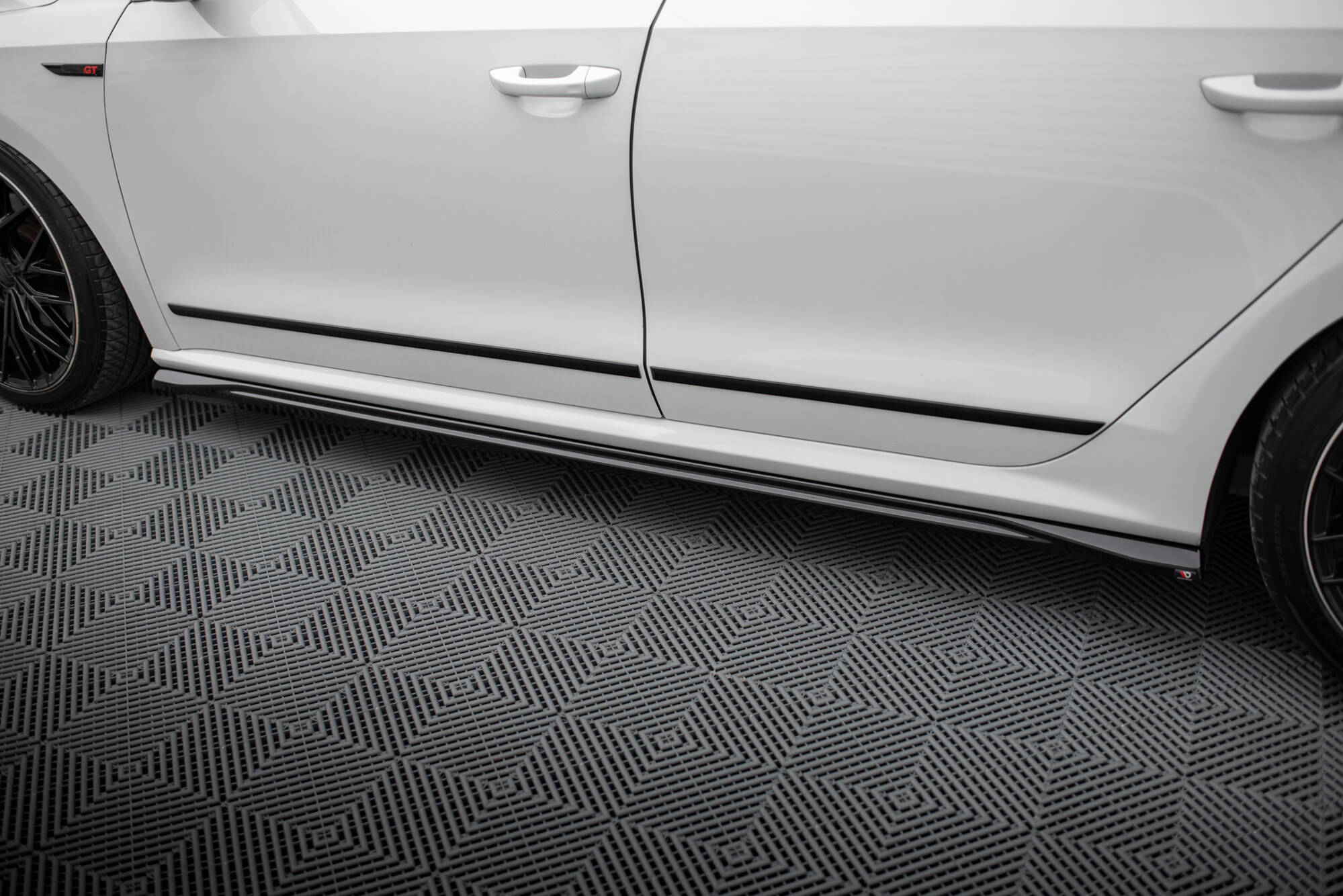 Side Skirts Diffusers Volkswagen Passat GT B8 Facelift USA - 4