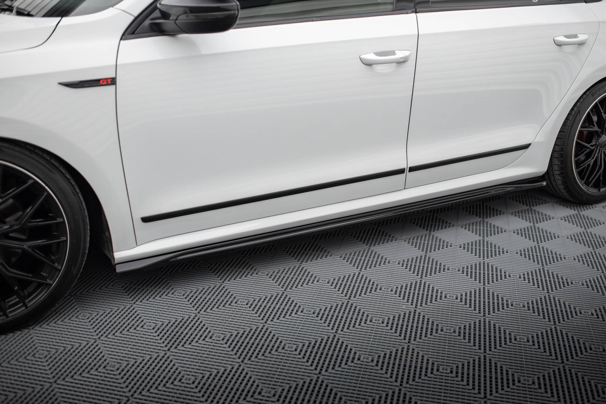 Side Skirts Diffusers Volkswagen Passat GT B8 Facelift USA - 3
