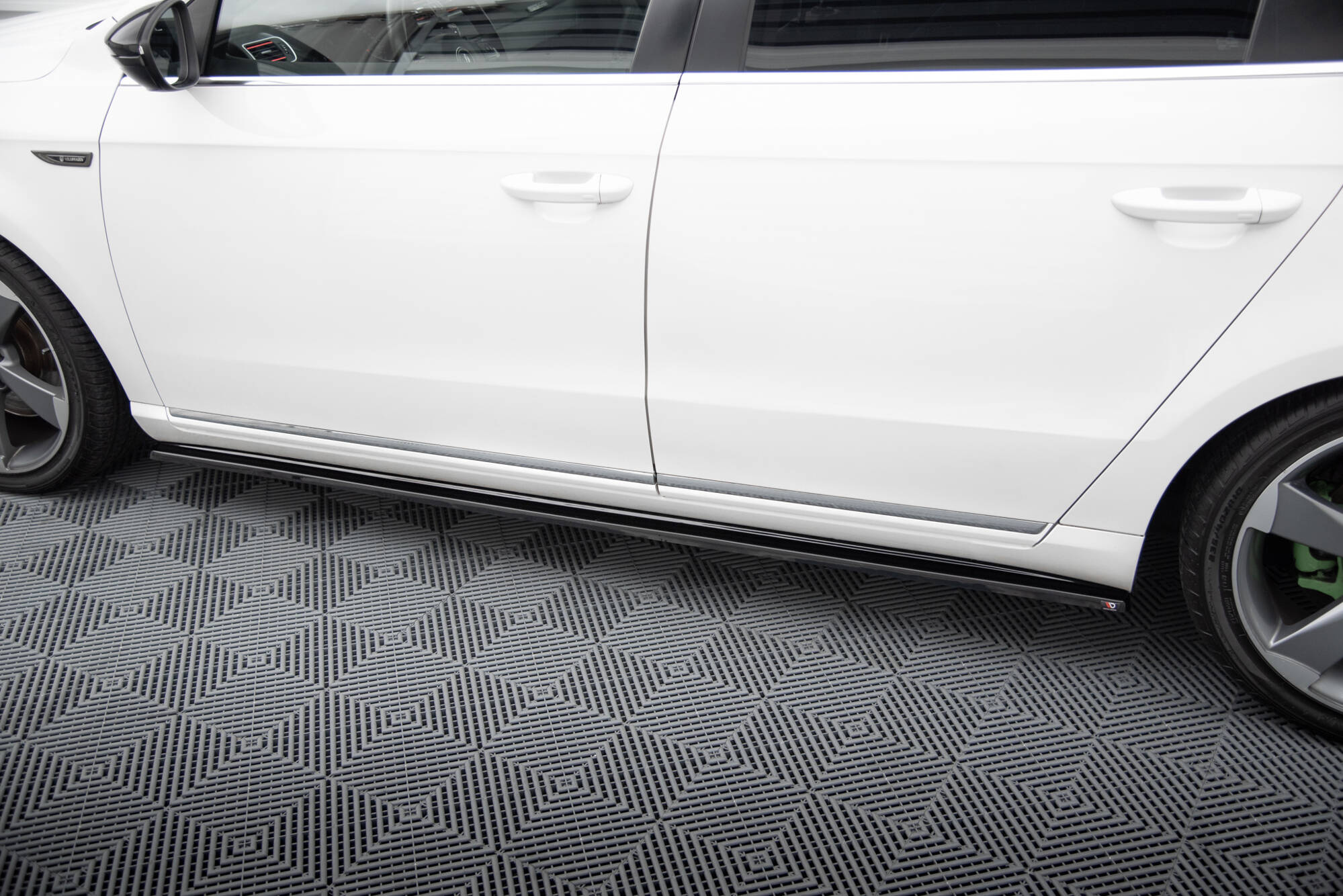 Side Skirts Diffusers Volkswagen Passat B7 - 4