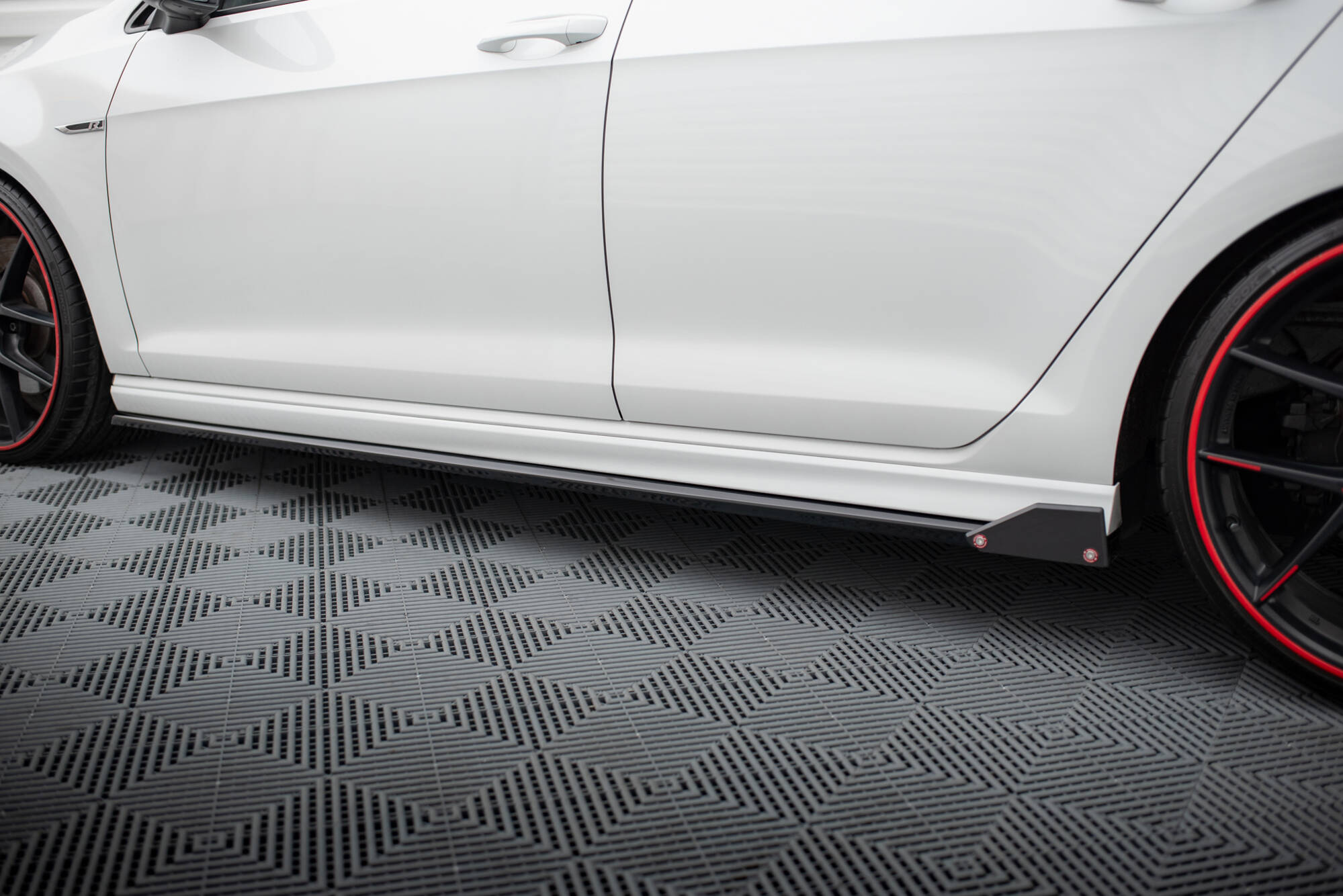 Side Skirts Diffusers V.3 + Flaps Volkswagen Golf R / R-Line Mk7 - 4