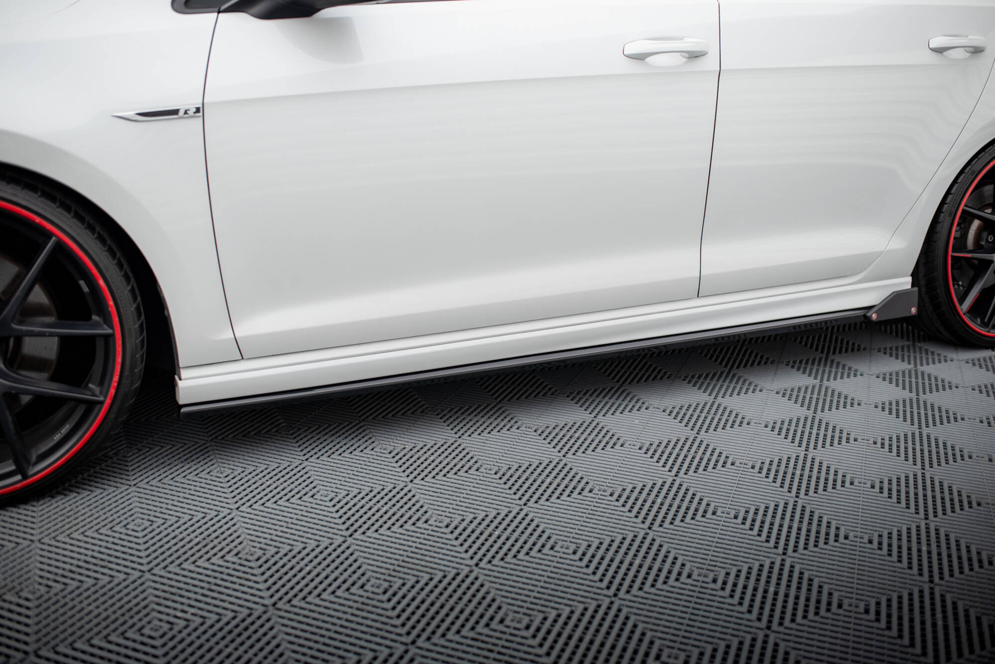 Side Skirts Diffusers V.3 + Flaps Volkswagen Golf R / R-Line Mk7 - 3