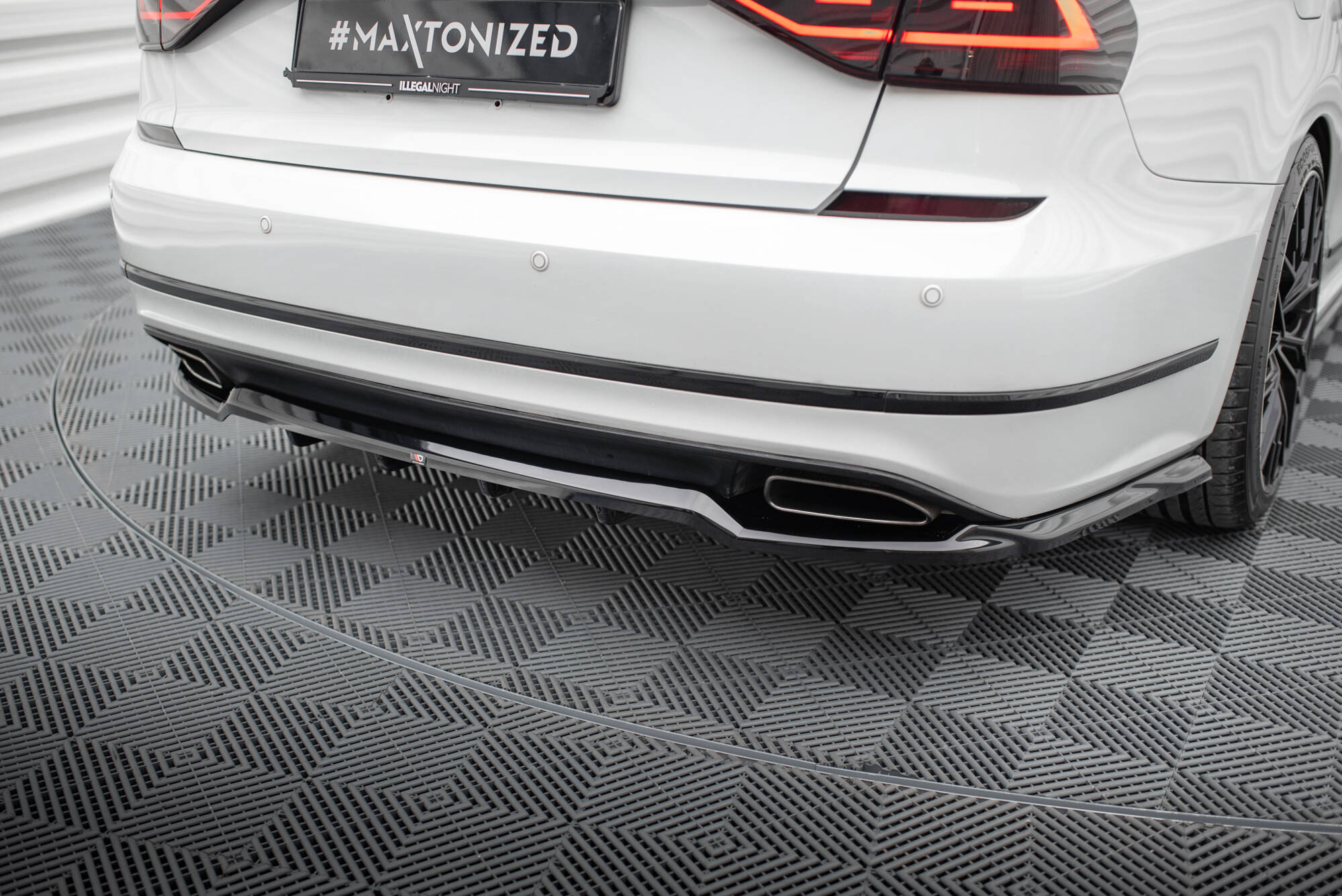 Central Rear Splitter (Vertical Bars) Volkswagen Passat GT B8 Facelift USA - 3
