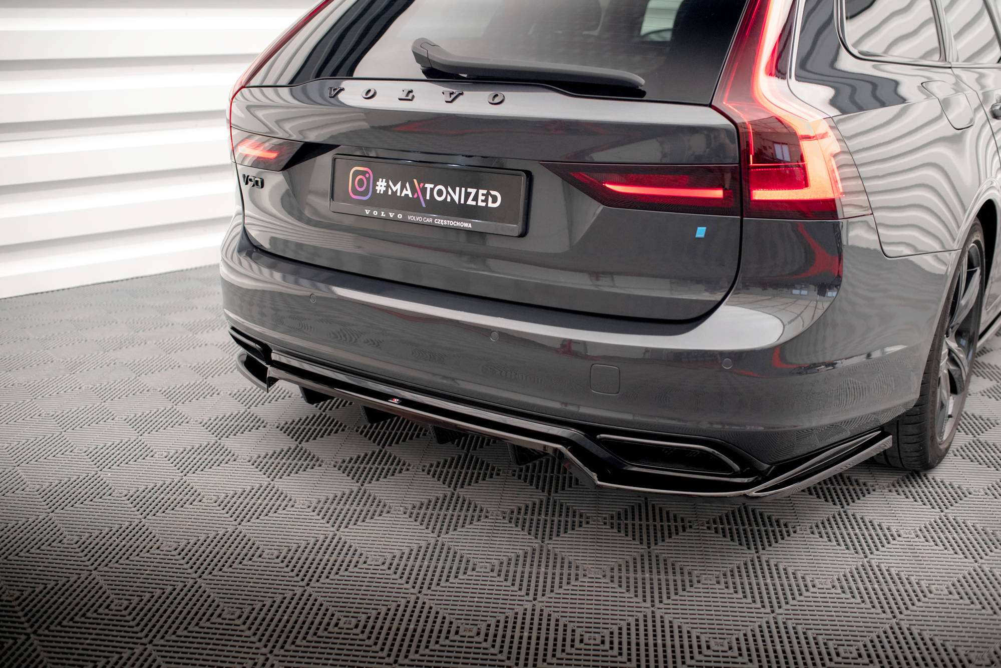 Central Rear Splitter (Vertical Bars) Volvo V90 / S90 R-Design Mk2 - 2