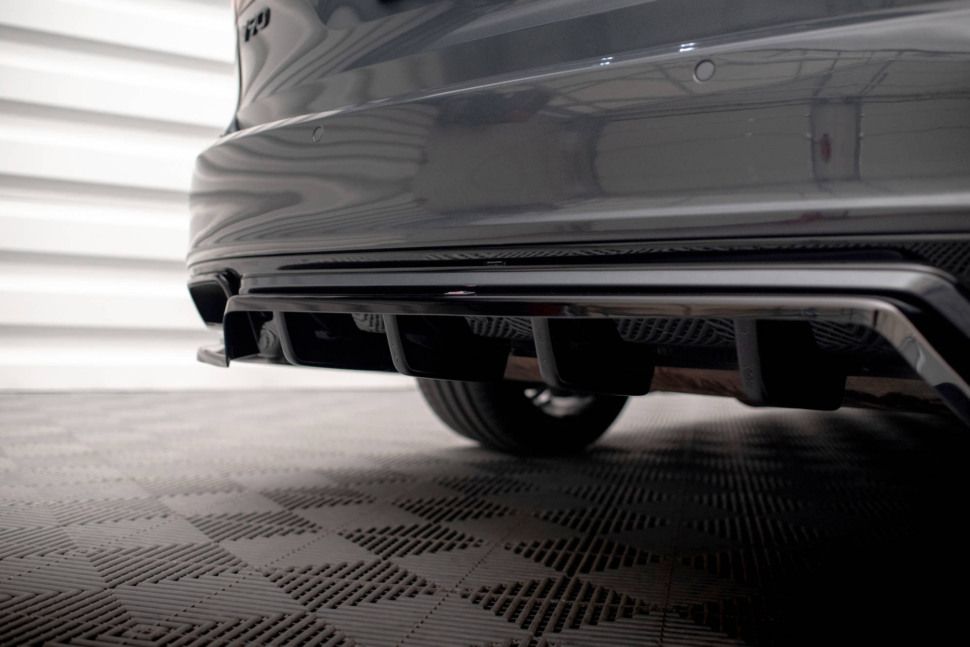 Central Rear Splitter (Vertical Bars) Volvo V90 / S90 R-Design Mk2 - 5